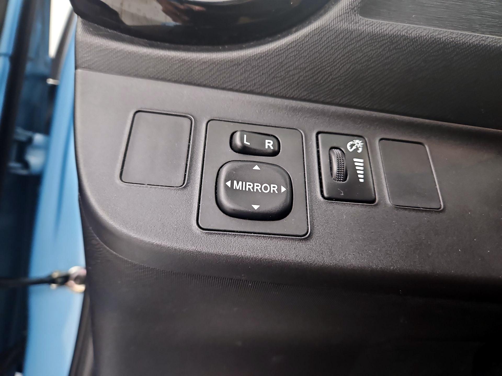 Thumbnail: 2015 Toyota Prius c - 13