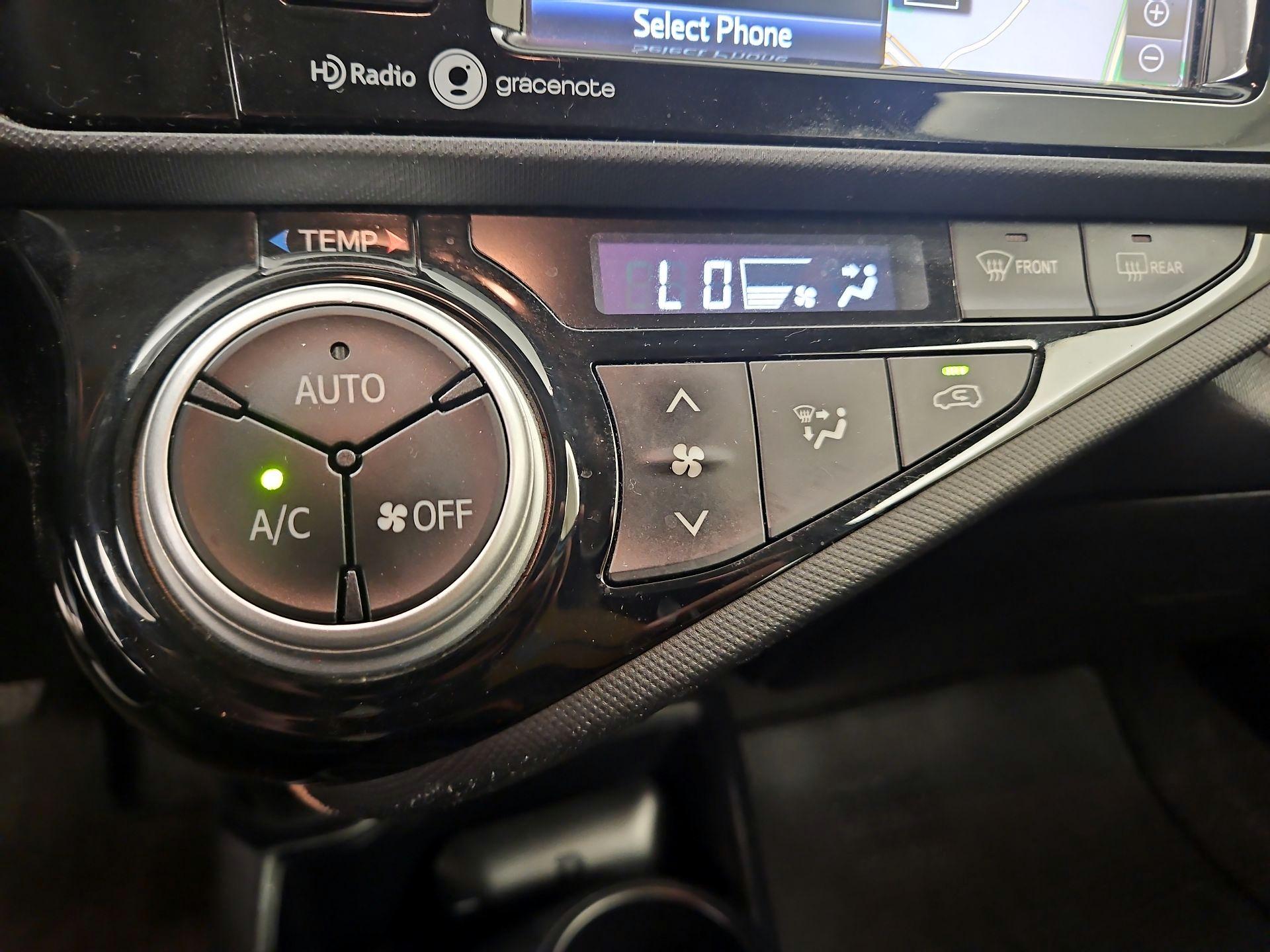 Thumbnail: 2015 Toyota Prius c - 16