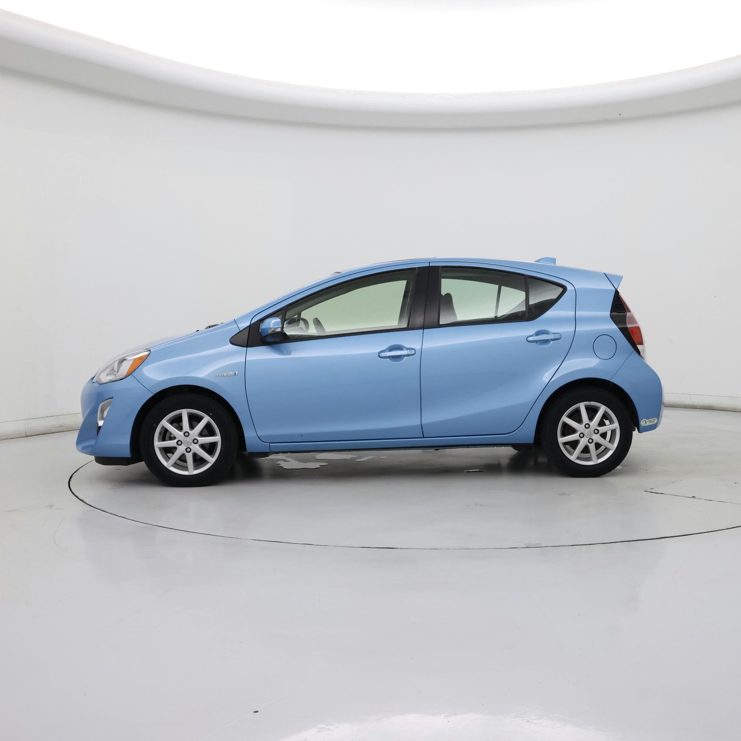 Thumbnail: 2015 Toyota Prius c - 3