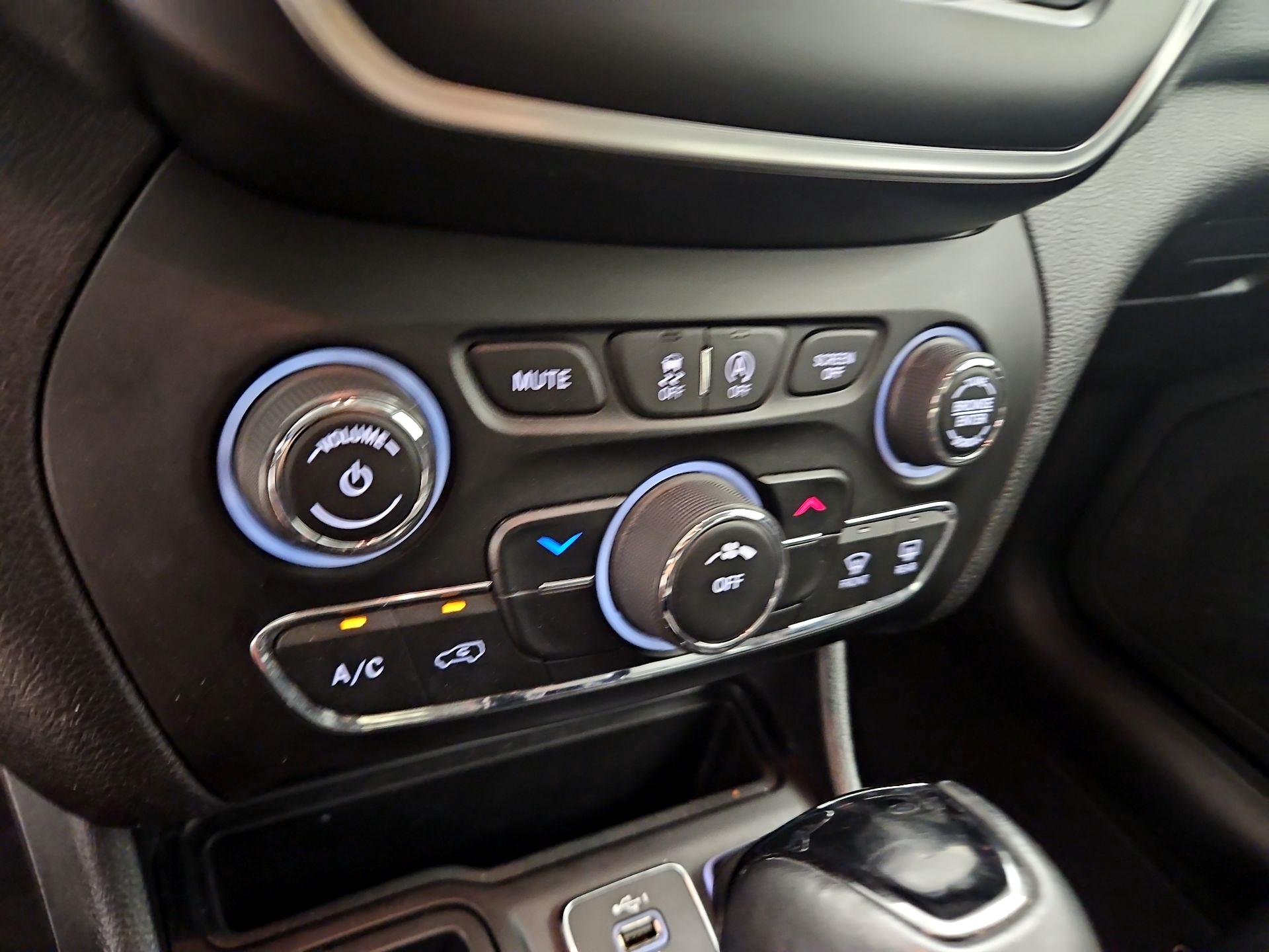 Thumbnail: 2021 Jeep Cherokee - 16