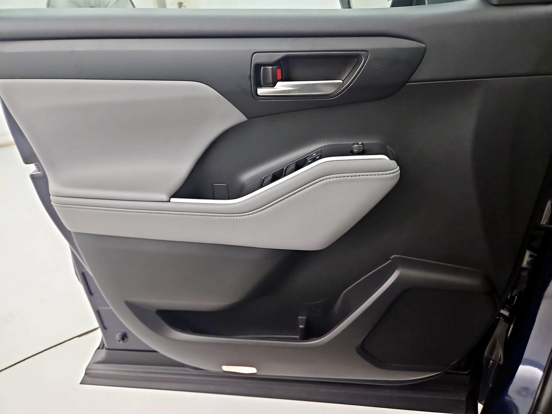 Thumbnail: 2022 Toyota Highlander - 12