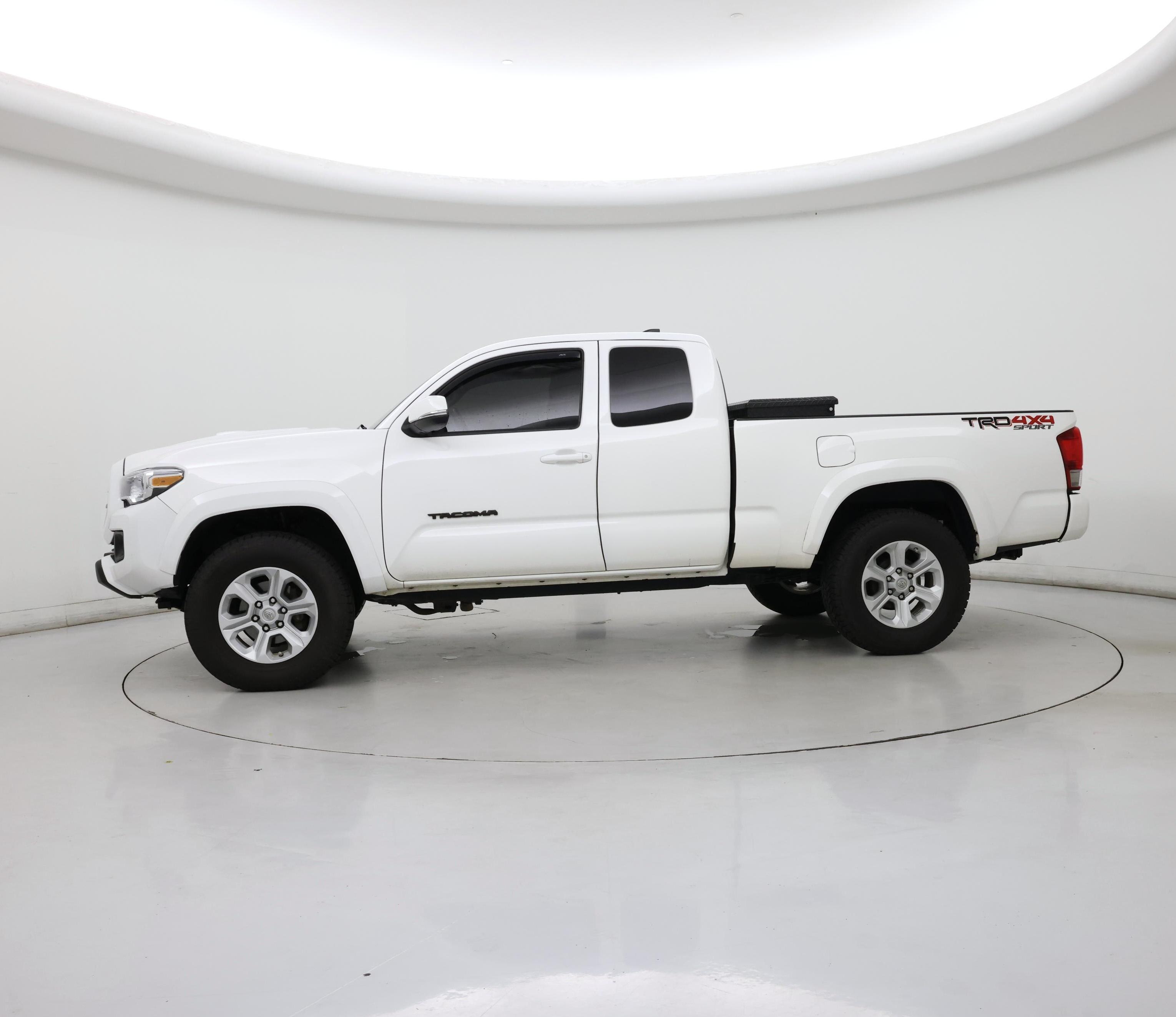 Thumbnail: 2017 Toyota Tacoma - 3