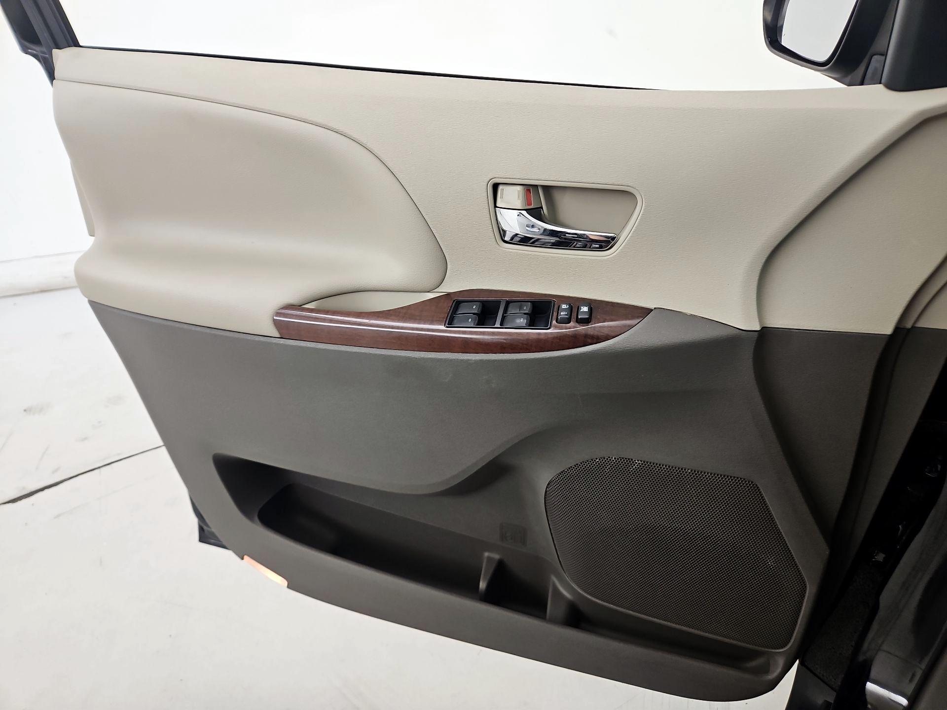 Thumbnail: 2014 Toyota Sienna - 12