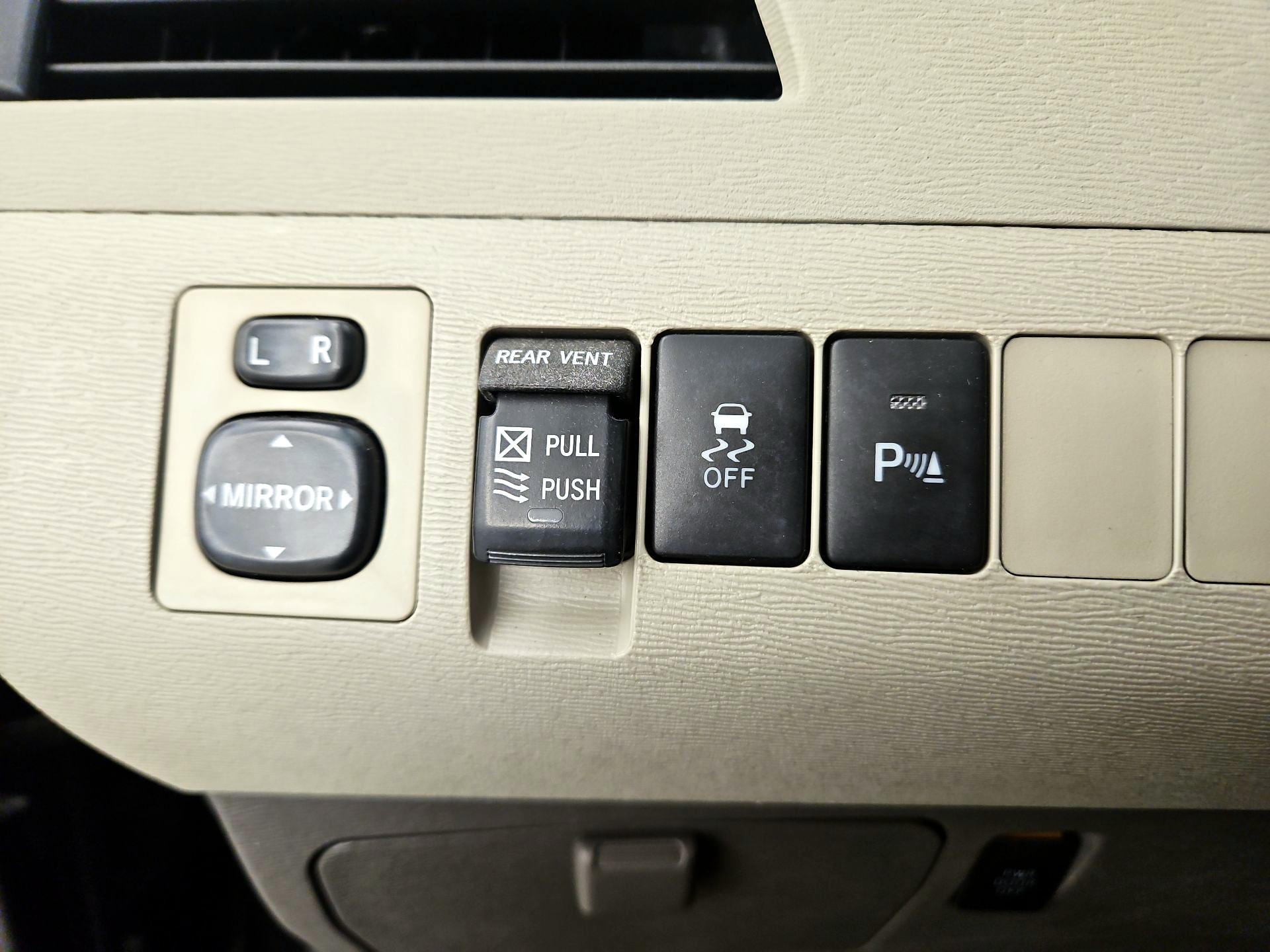 Thumbnail: 2014 Toyota Sienna - 13
