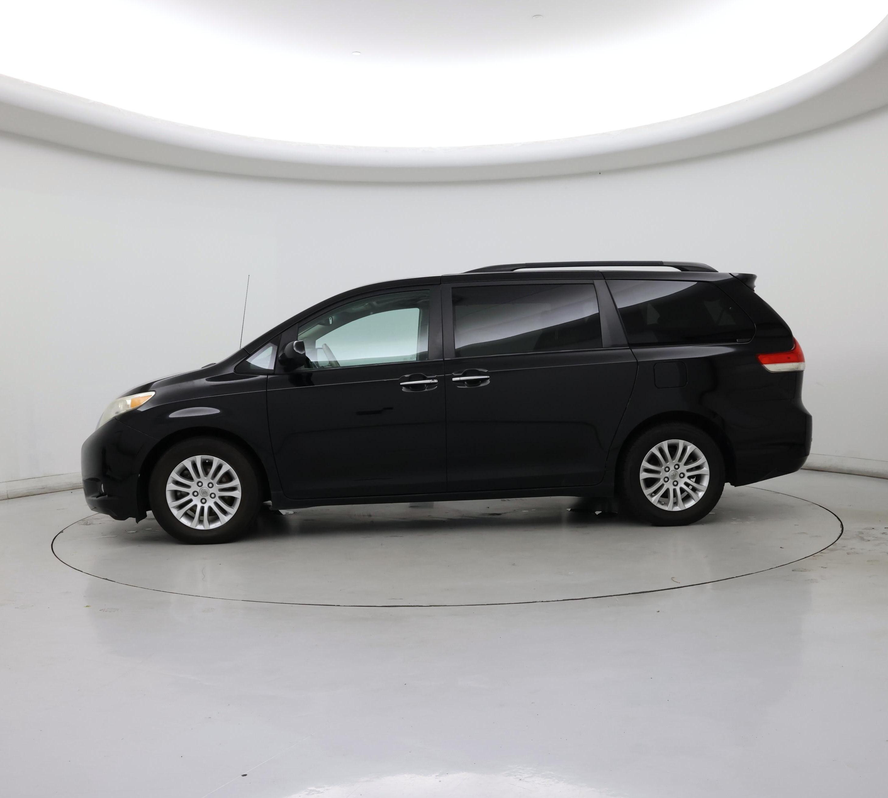 Thumbnail: 2014 Toyota Sienna - 3