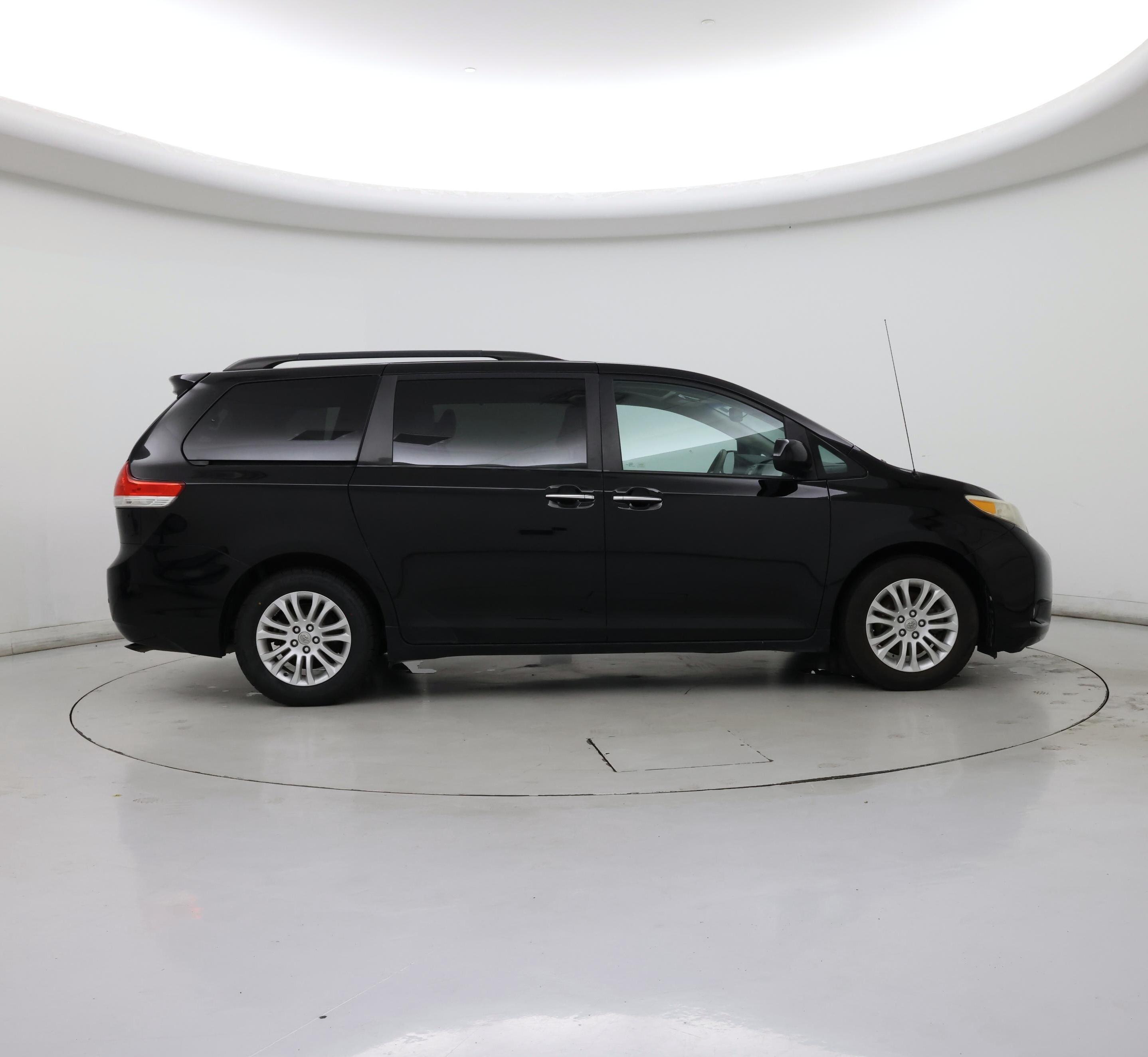 Thumbnail: 2014 Toyota Sienna - 7
