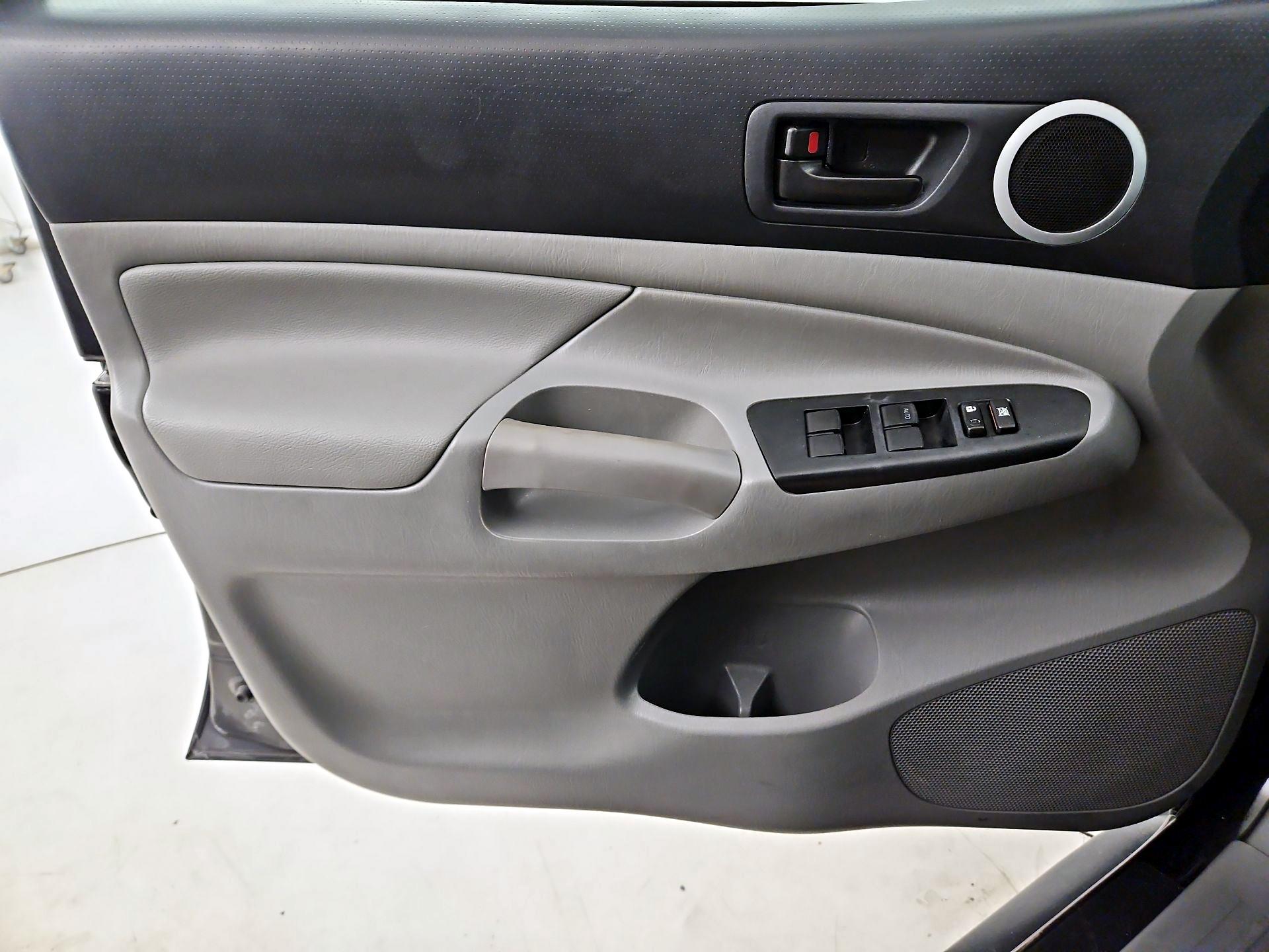 Thumbnail: 2015 Toyota Tacoma - 12