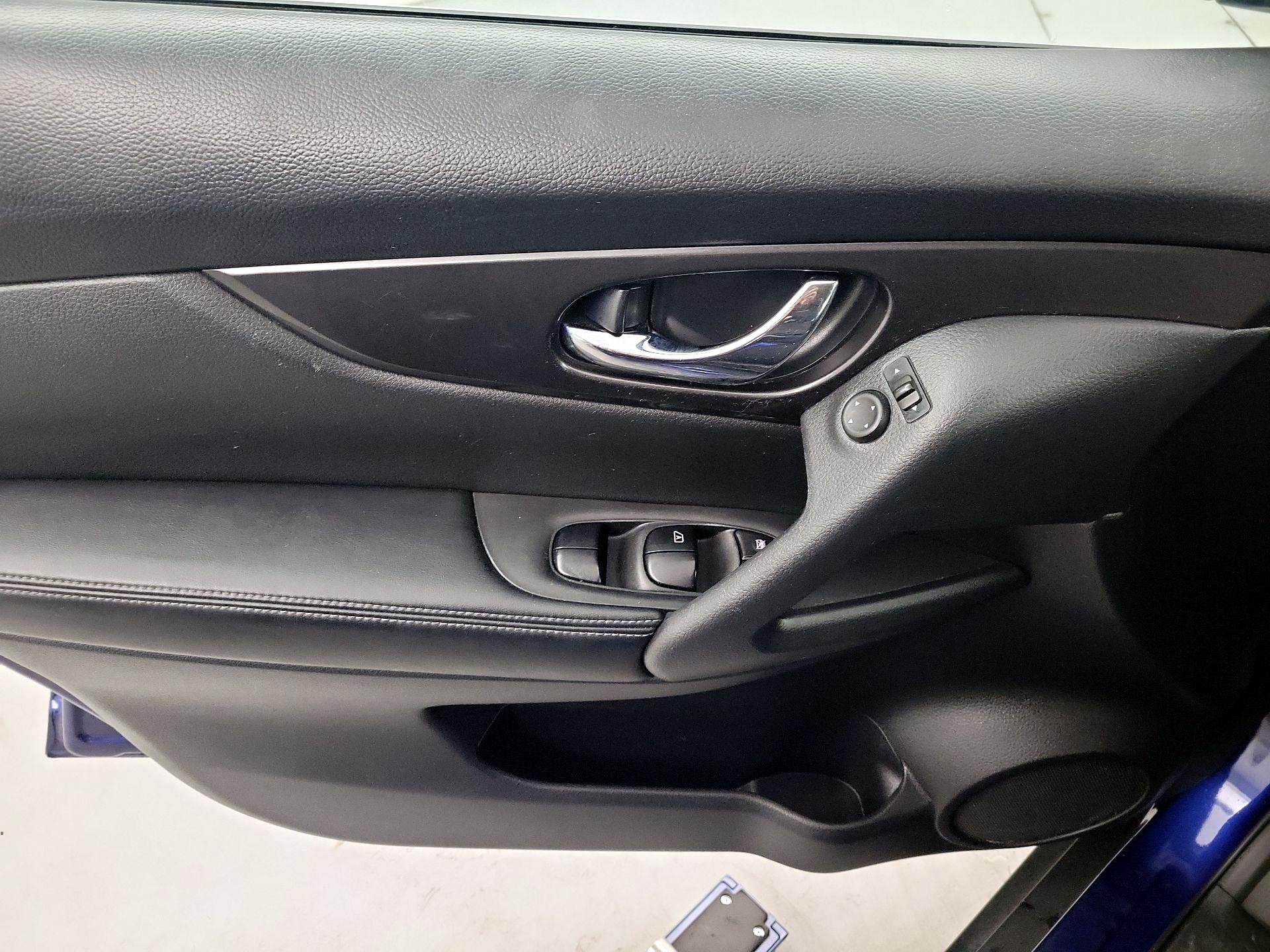 Thumbnail: 2020 Nissan Rogue - 10