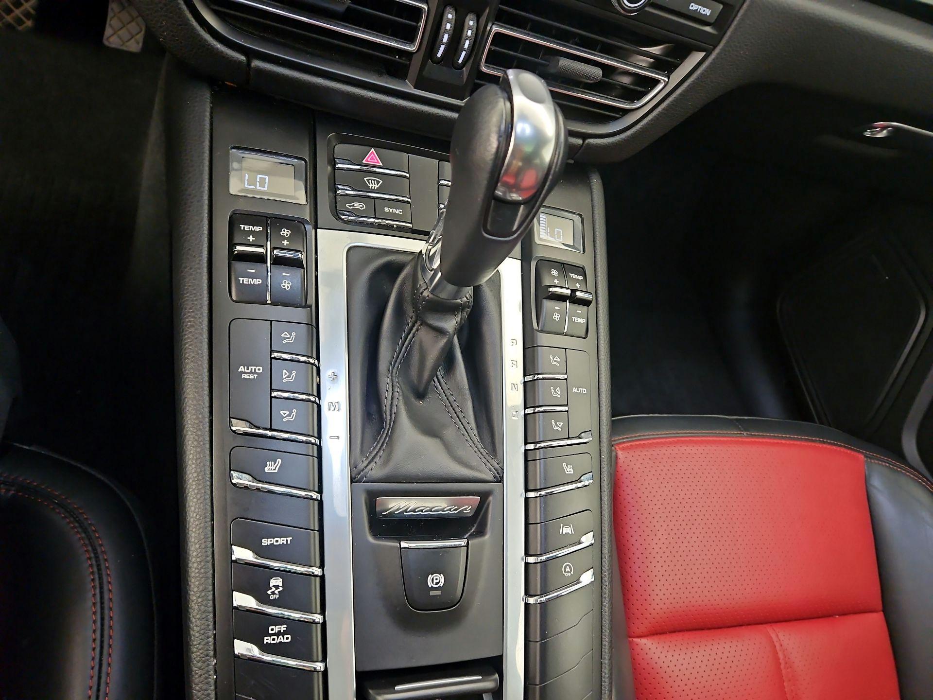 Thumbnail: 2021 Porsche Macan - 18