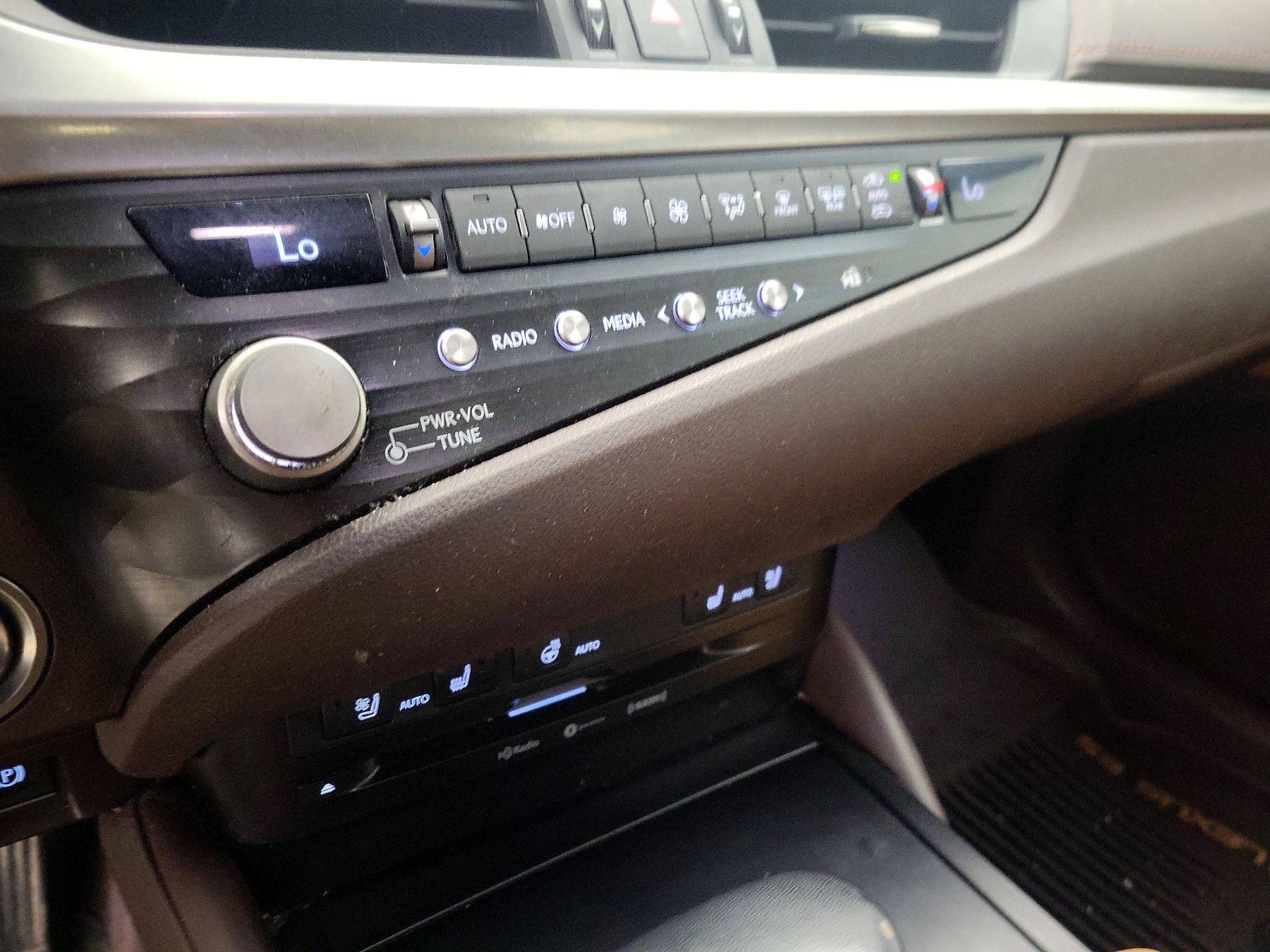 Thumbnail: 2021 Lexus ES - 16