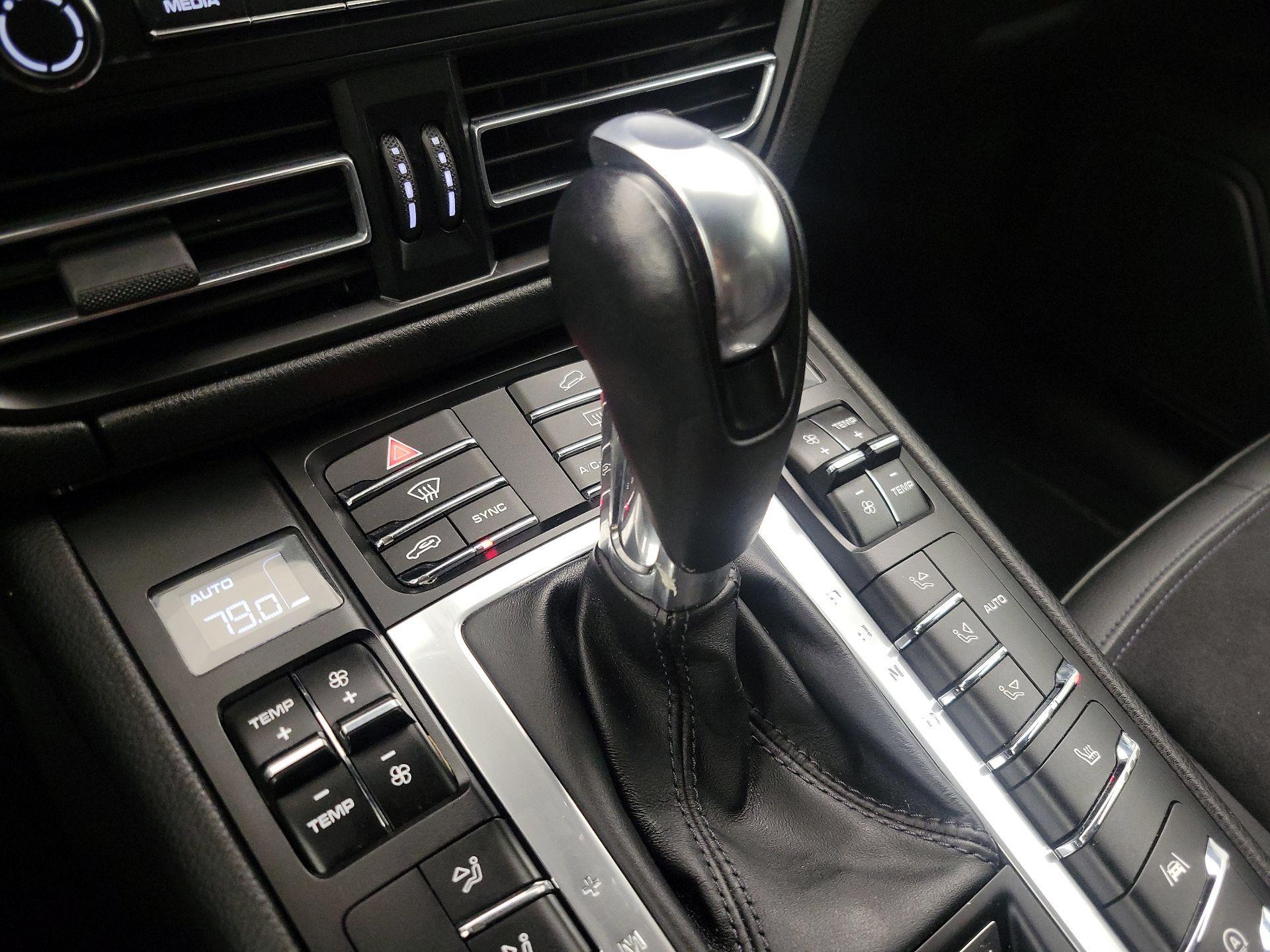 Thumbnail: 2021 Porsche Macan - 18