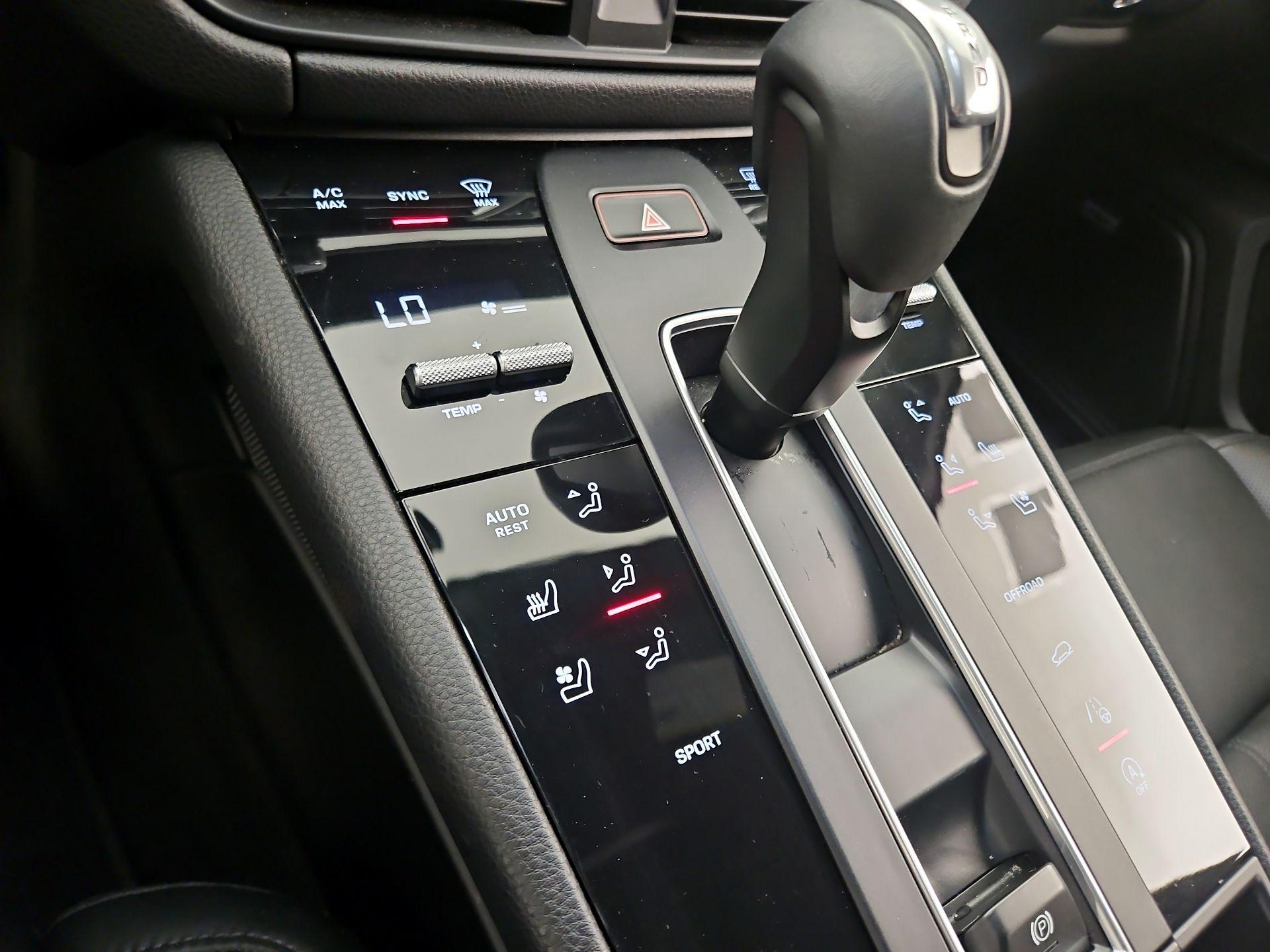 Thumbnail: 2022 Porsche Macan - 16