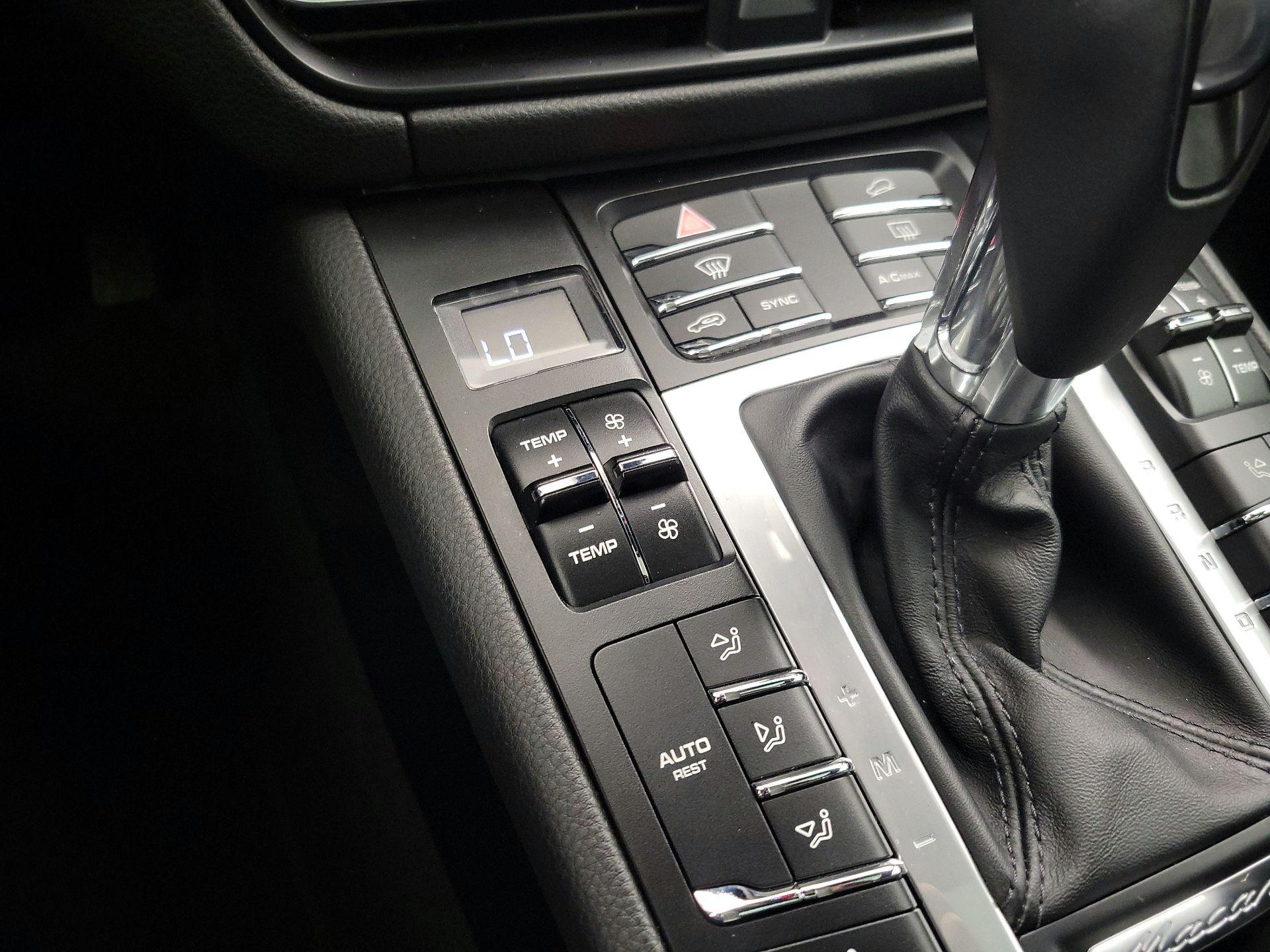 Thumbnail: 2021 Porsche Macan - 16