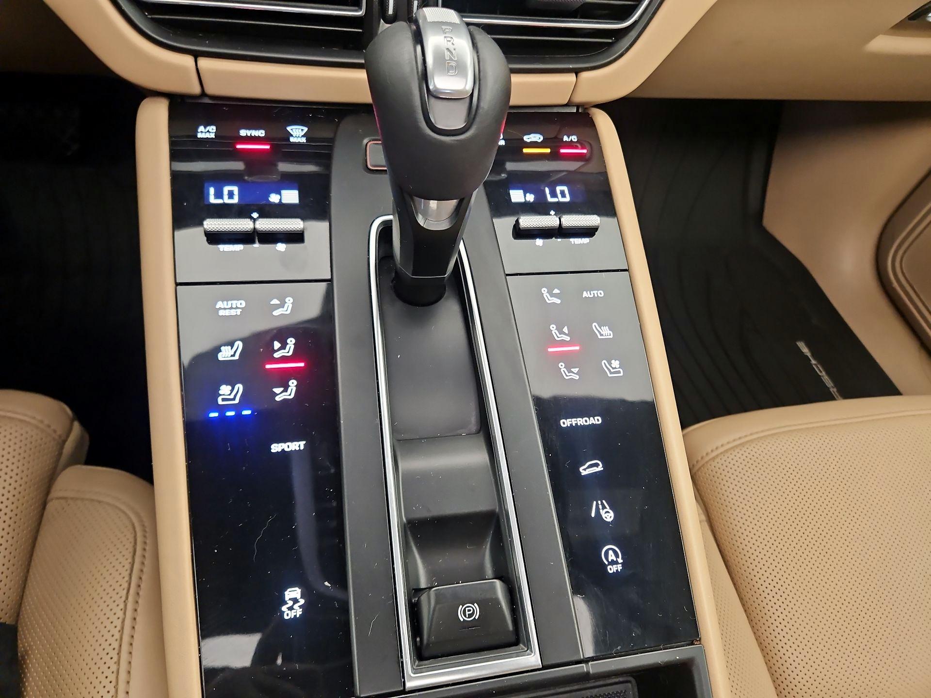 Thumbnail: 2022 Porsche Macan - 18