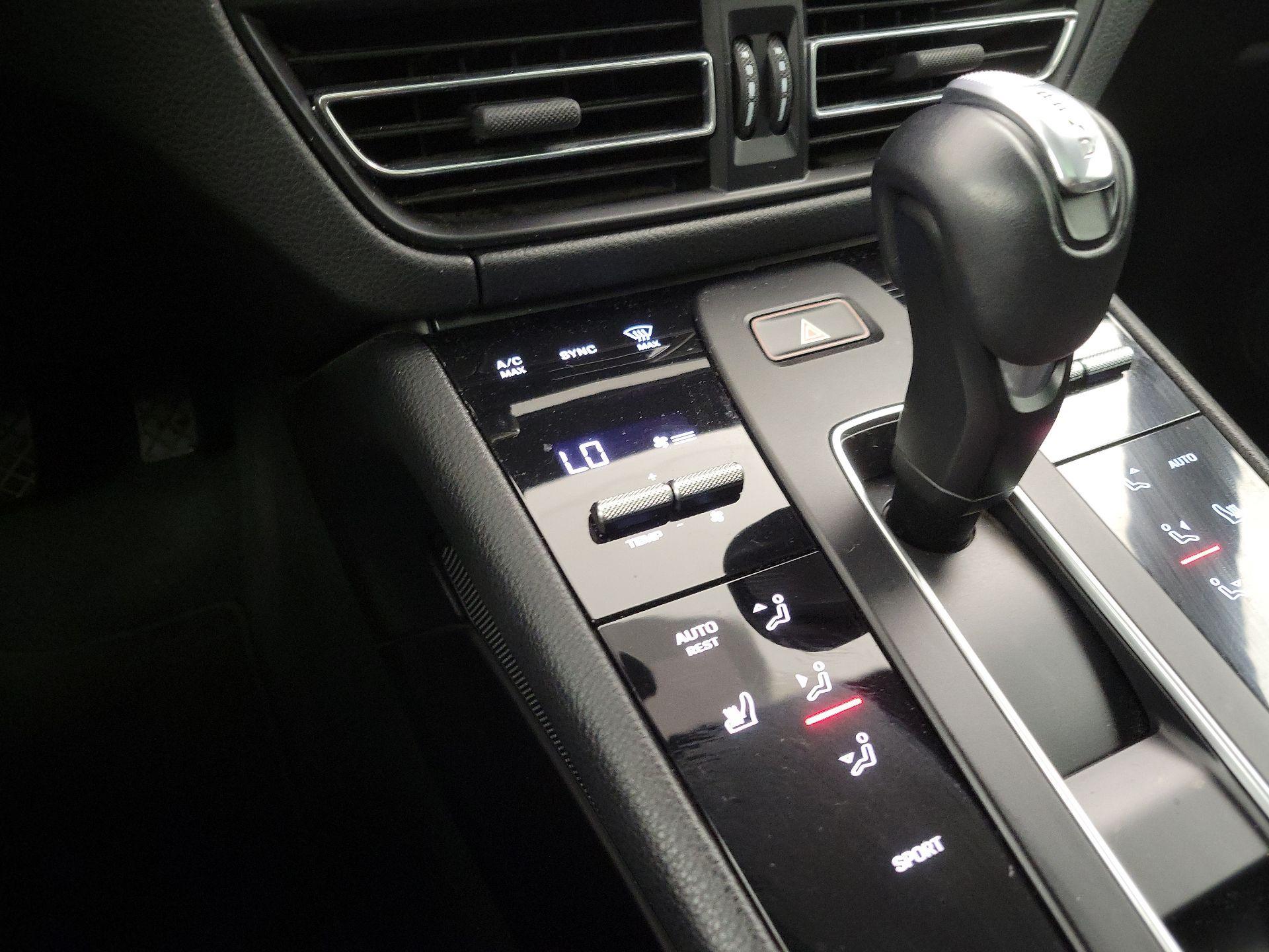 Thumbnail: 2022 Porsche Macan - 16
