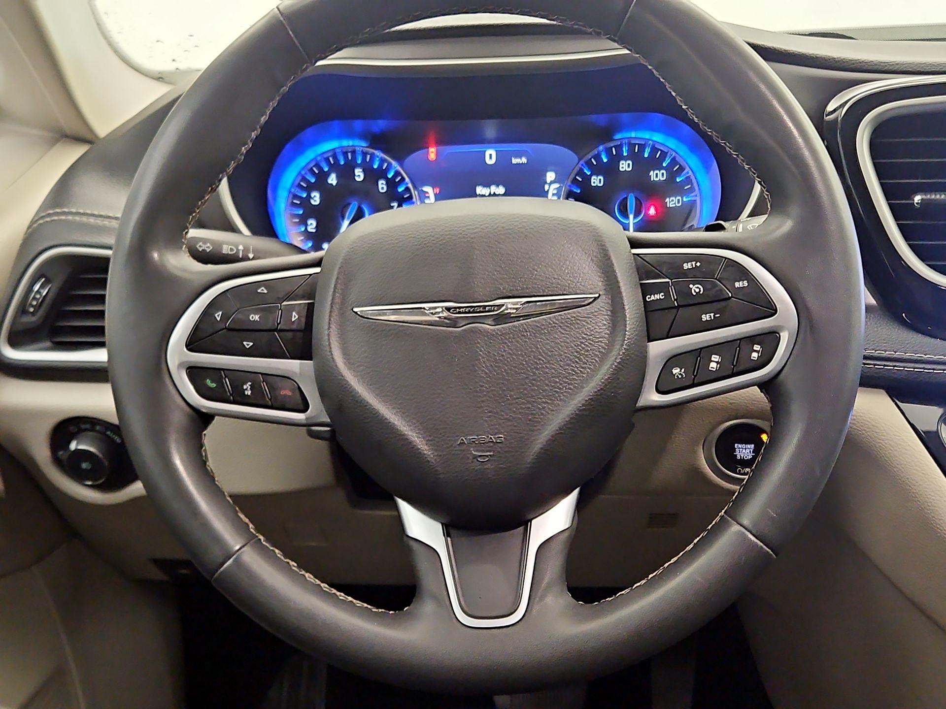Thumbnail: 2022 Chrysler Pacifica - 10