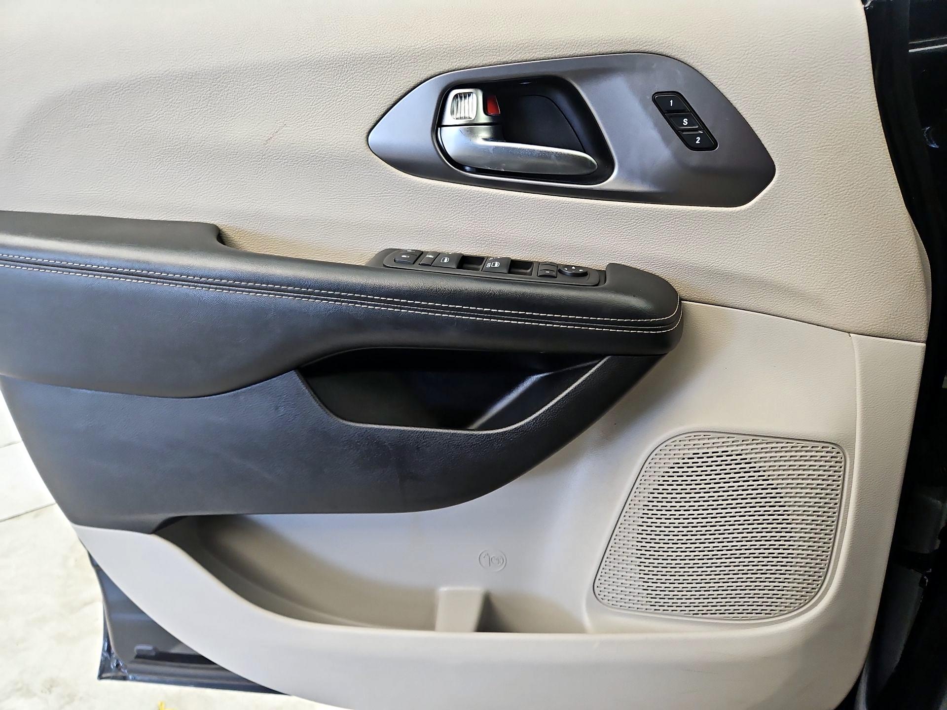 Thumbnail: 2022 Chrysler Pacifica - 12