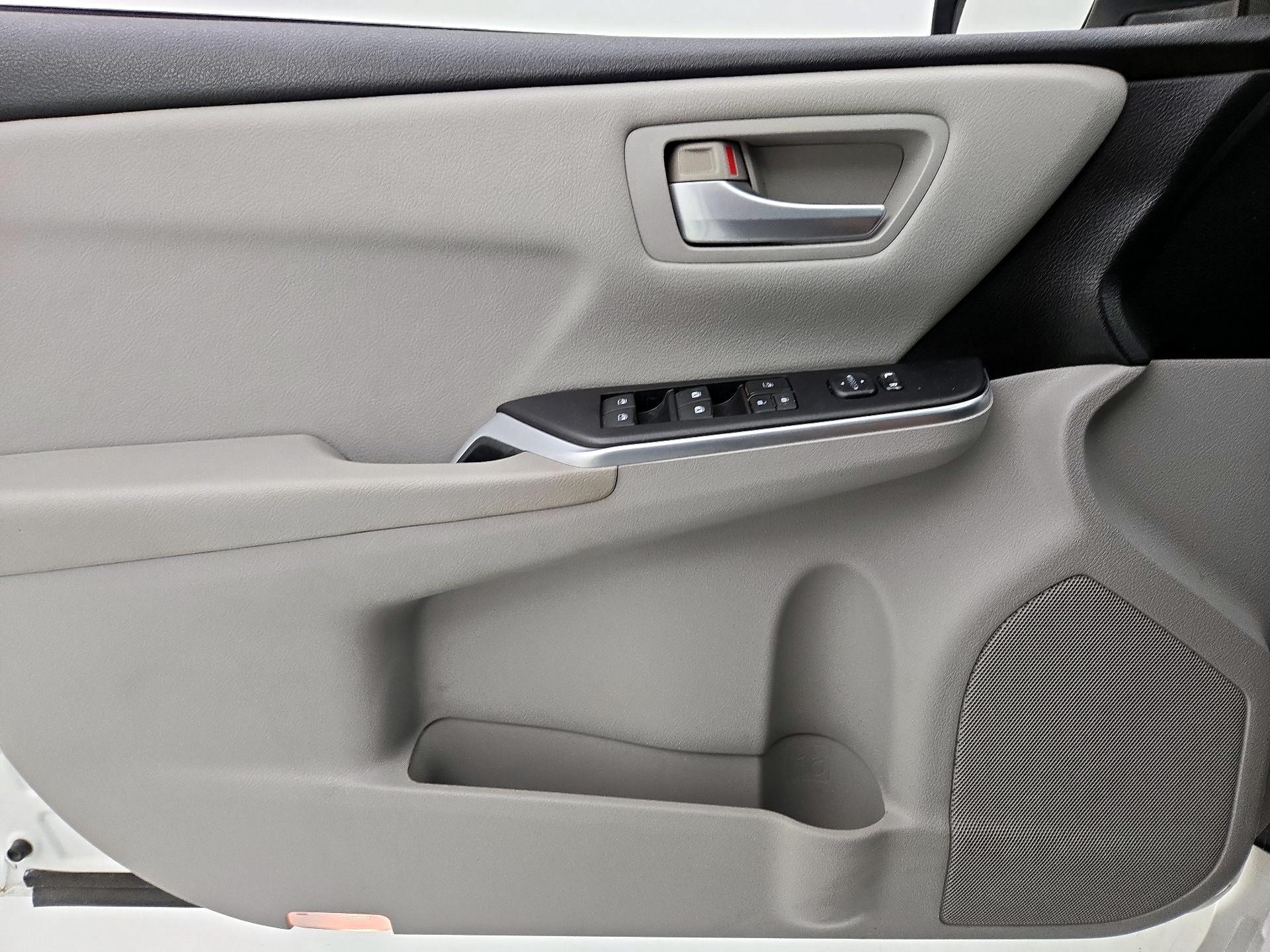 Thumbnail: 2016 Toyota Camry - 12