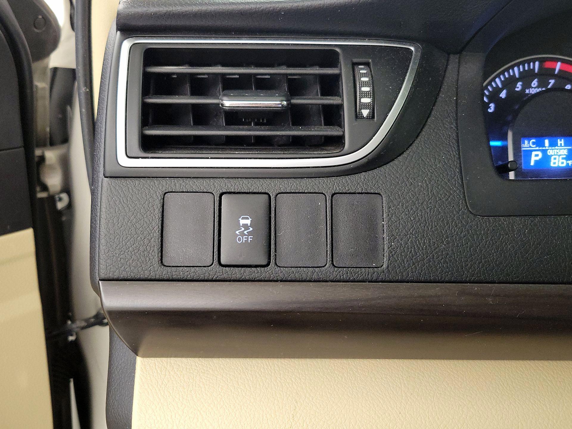 Thumbnail: 2015 Toyota Camry - 13