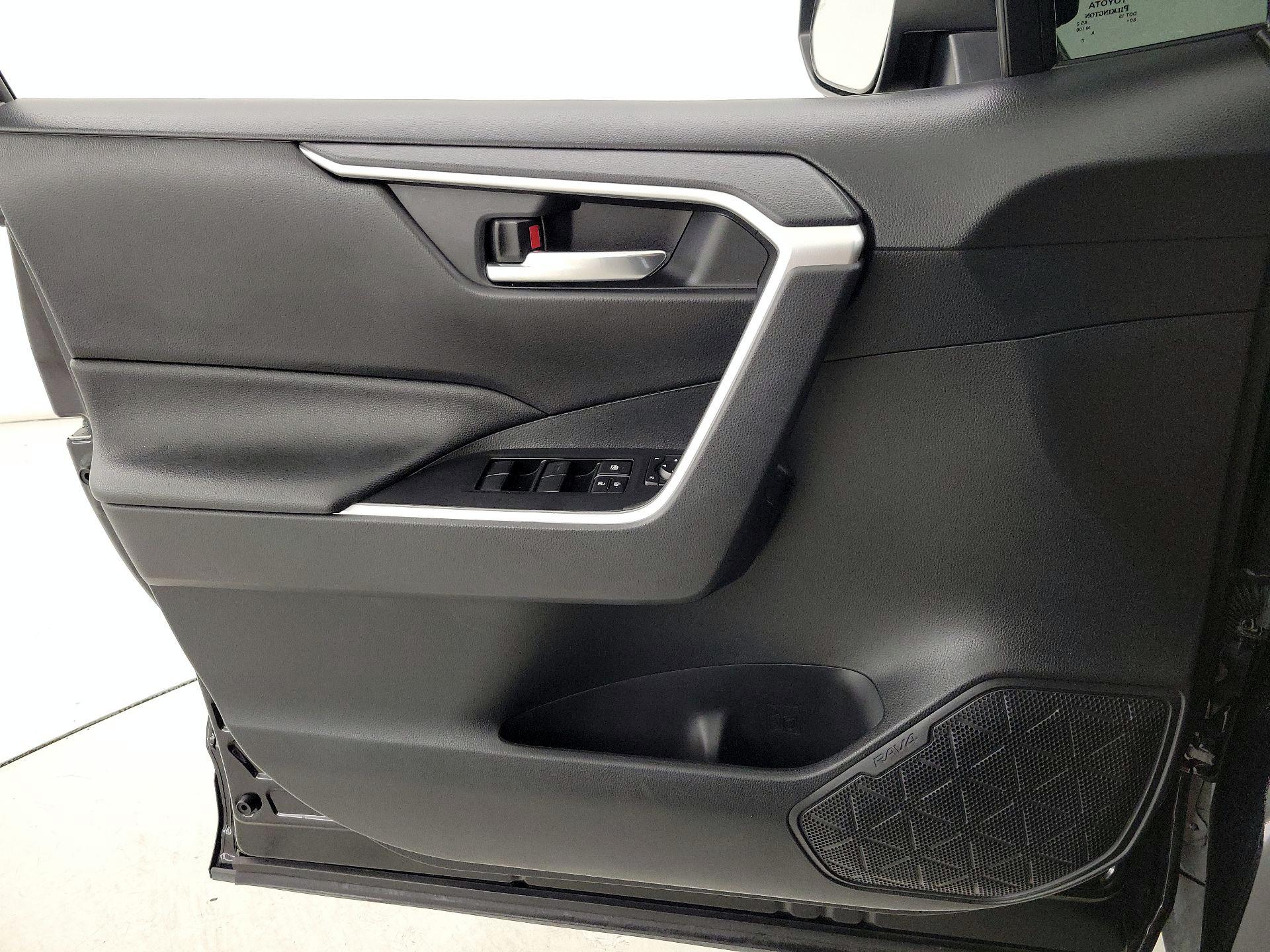 Thumbnail: 2020 Toyota RAV4 - 12
