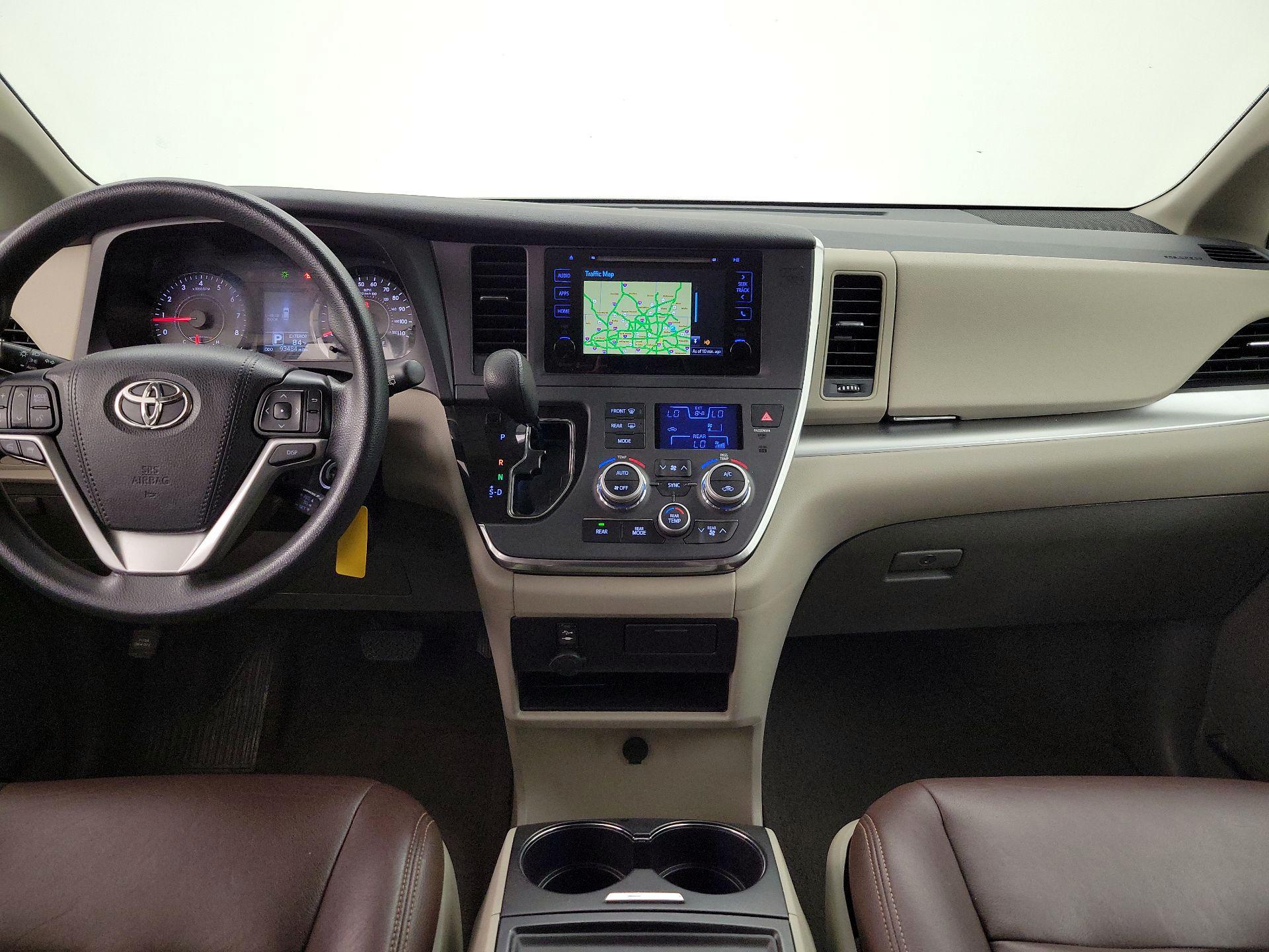 Thumbnail: 2017 Toyota Sienna - 9