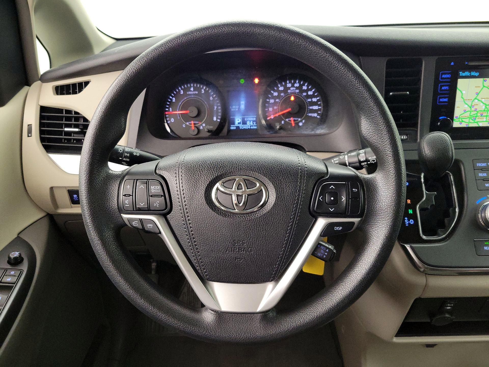 Thumbnail: 2017 Toyota Sienna - 10