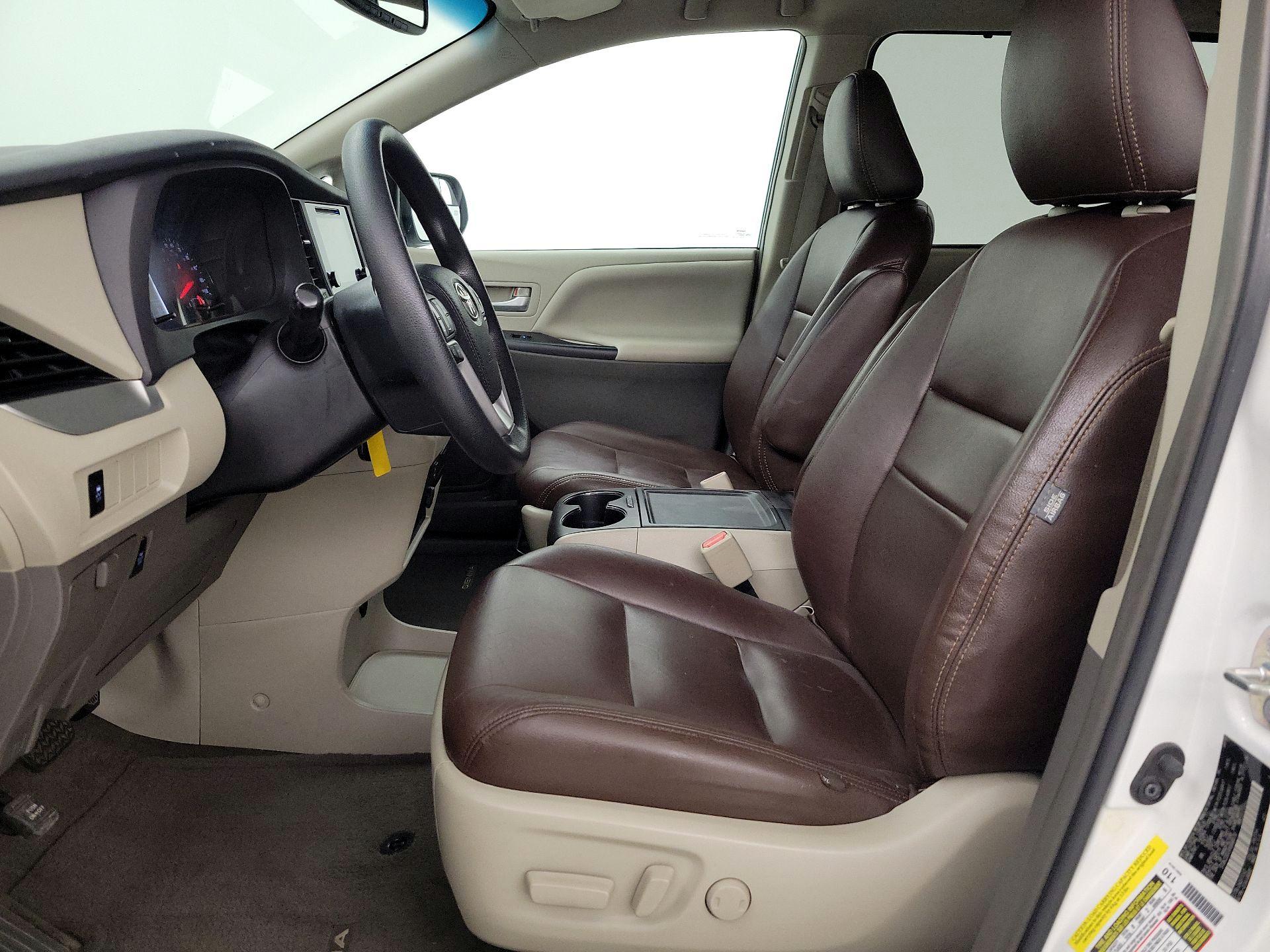 Thumbnail: 2017 Toyota Sienna - 11
