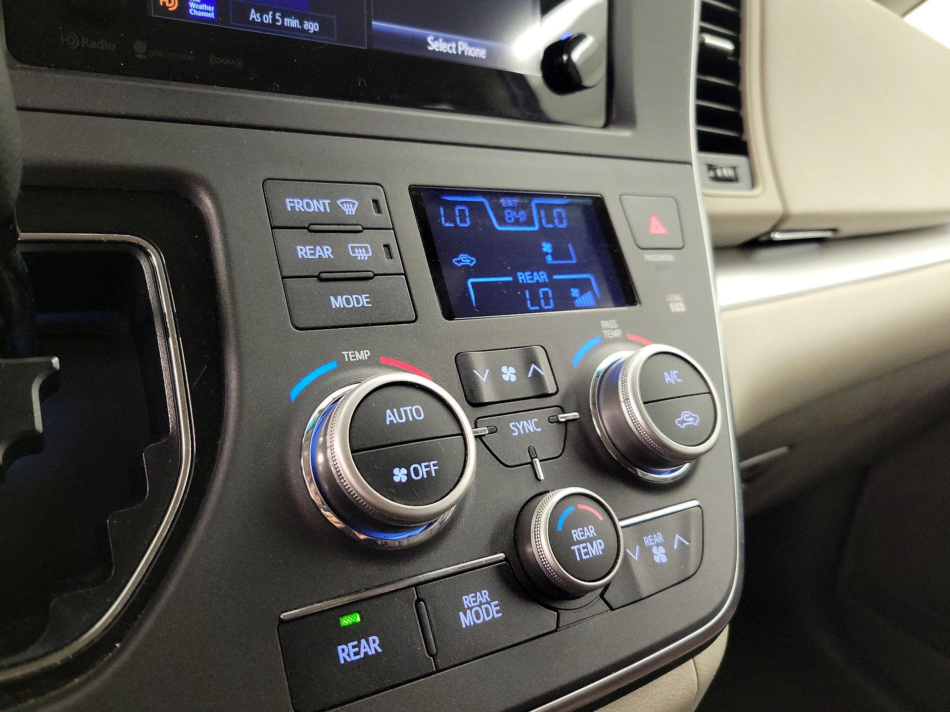 Thumbnail: 2017 Toyota Sienna - 17