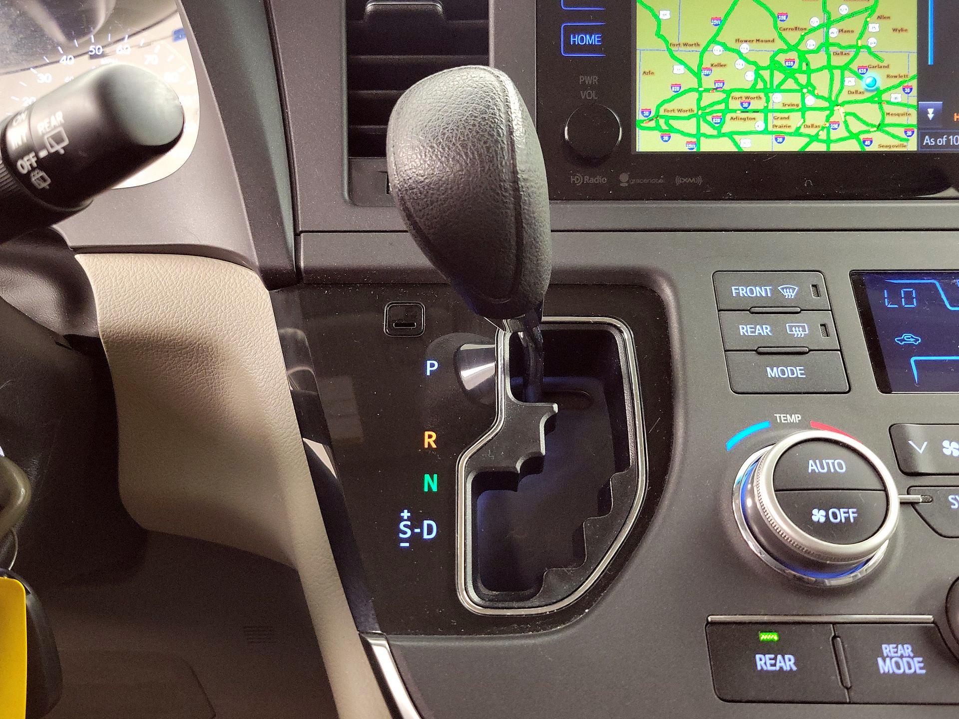 Thumbnail: 2017 Toyota Sienna - 18