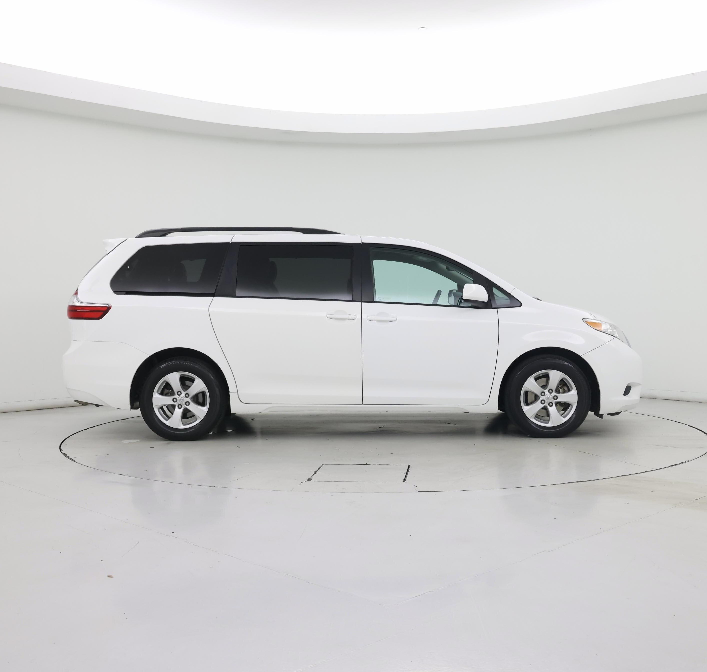 Thumbnail: 2017 Toyota Sienna - 7