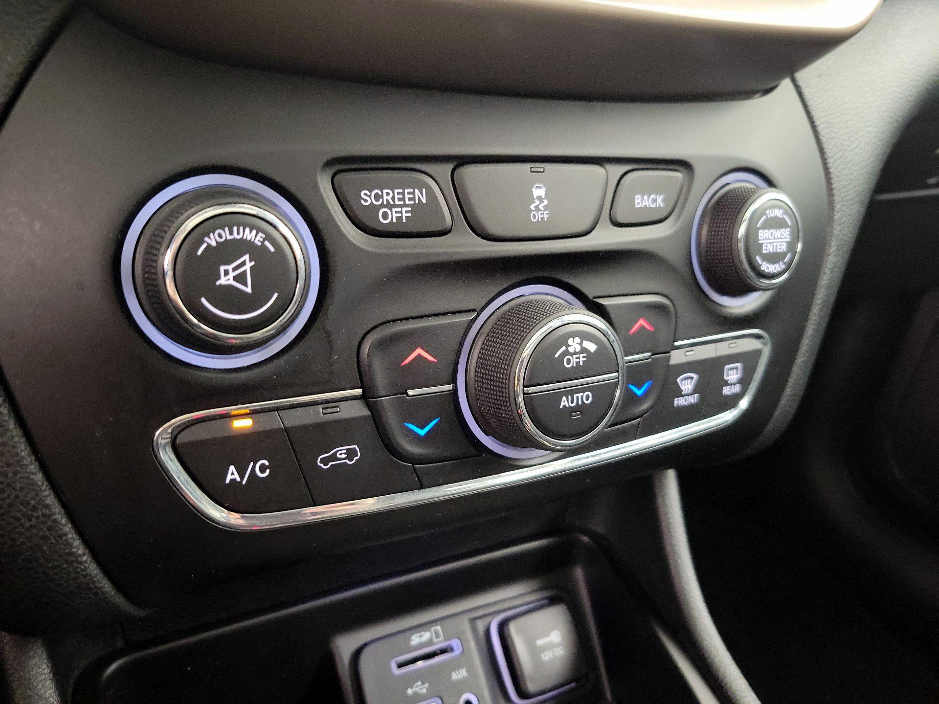 Thumbnail: 2014 Jeep Cherokee - 17