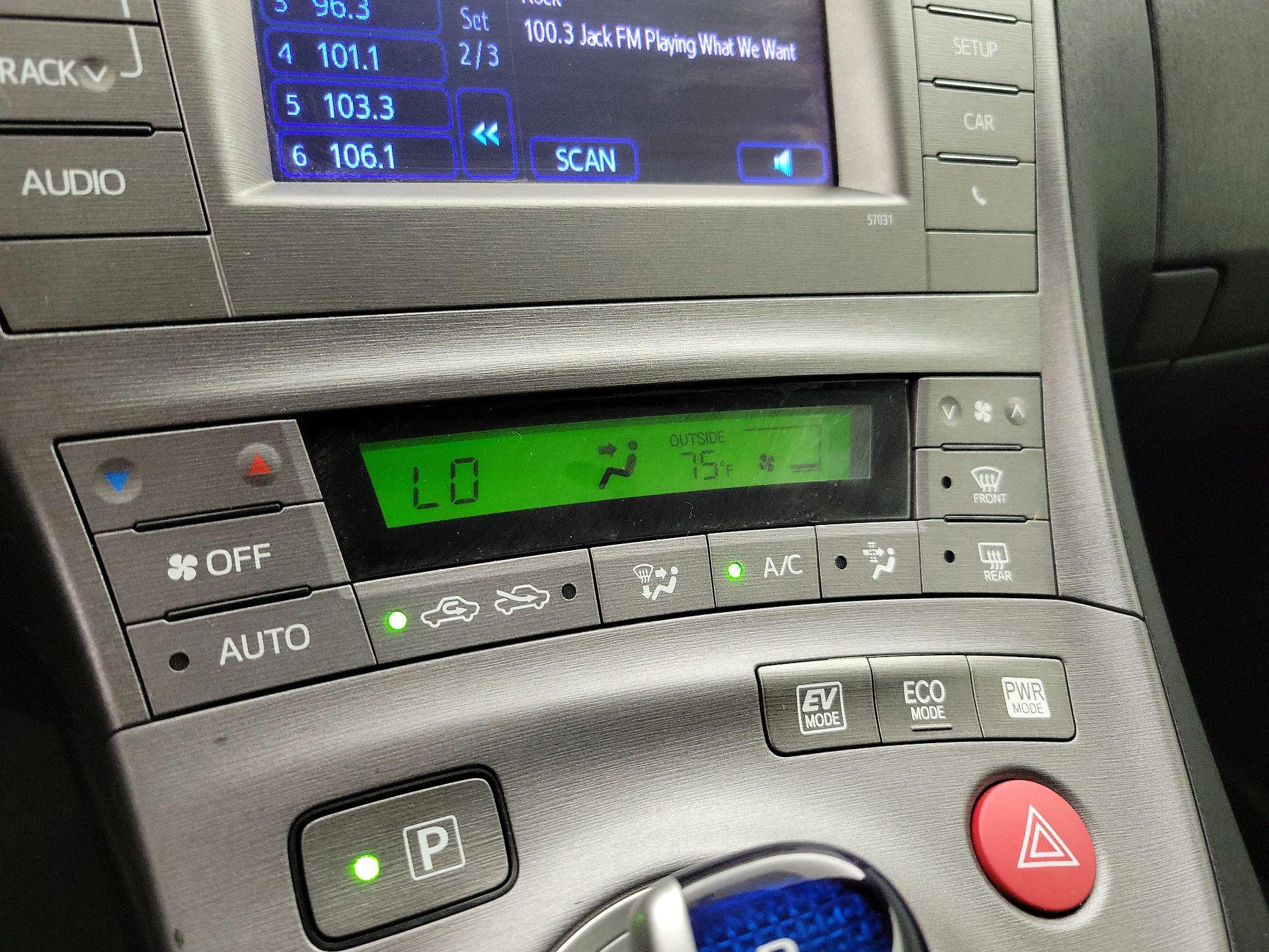 Thumbnail: 2015 Toyota Prius - 16