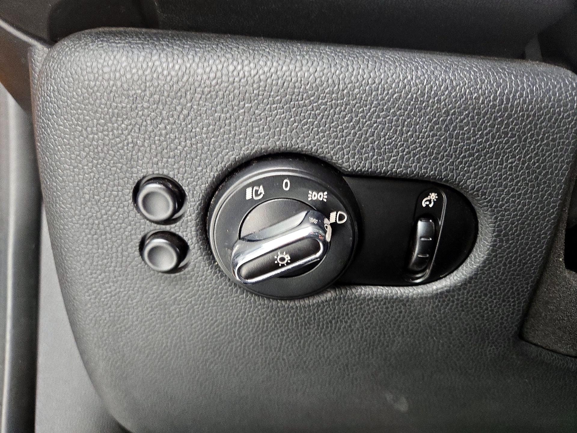 Thumbnail: 2015 MINI Cooper Hardtop - 13