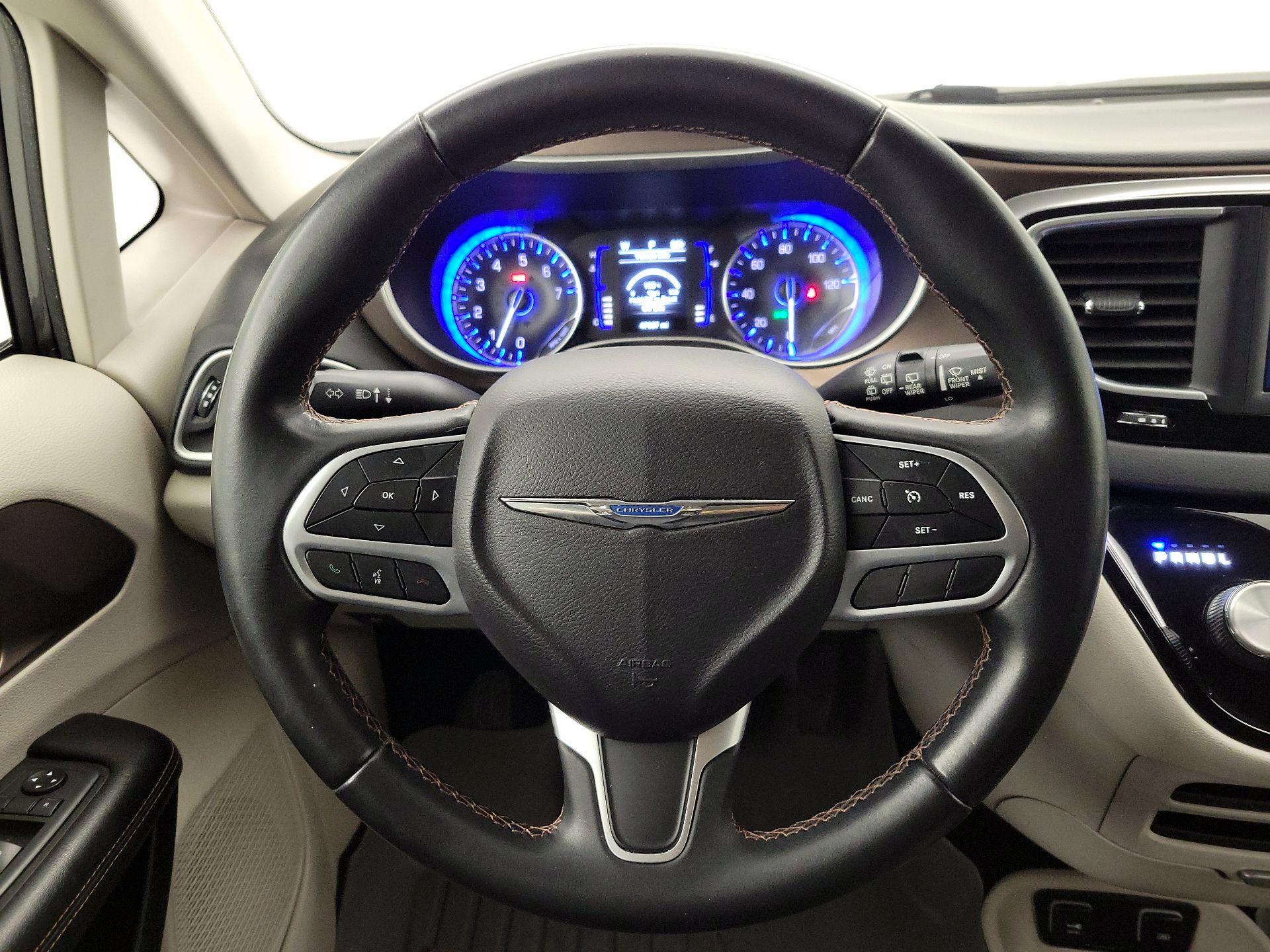 Thumbnail: 2018 Chrysler Pacifica - 10