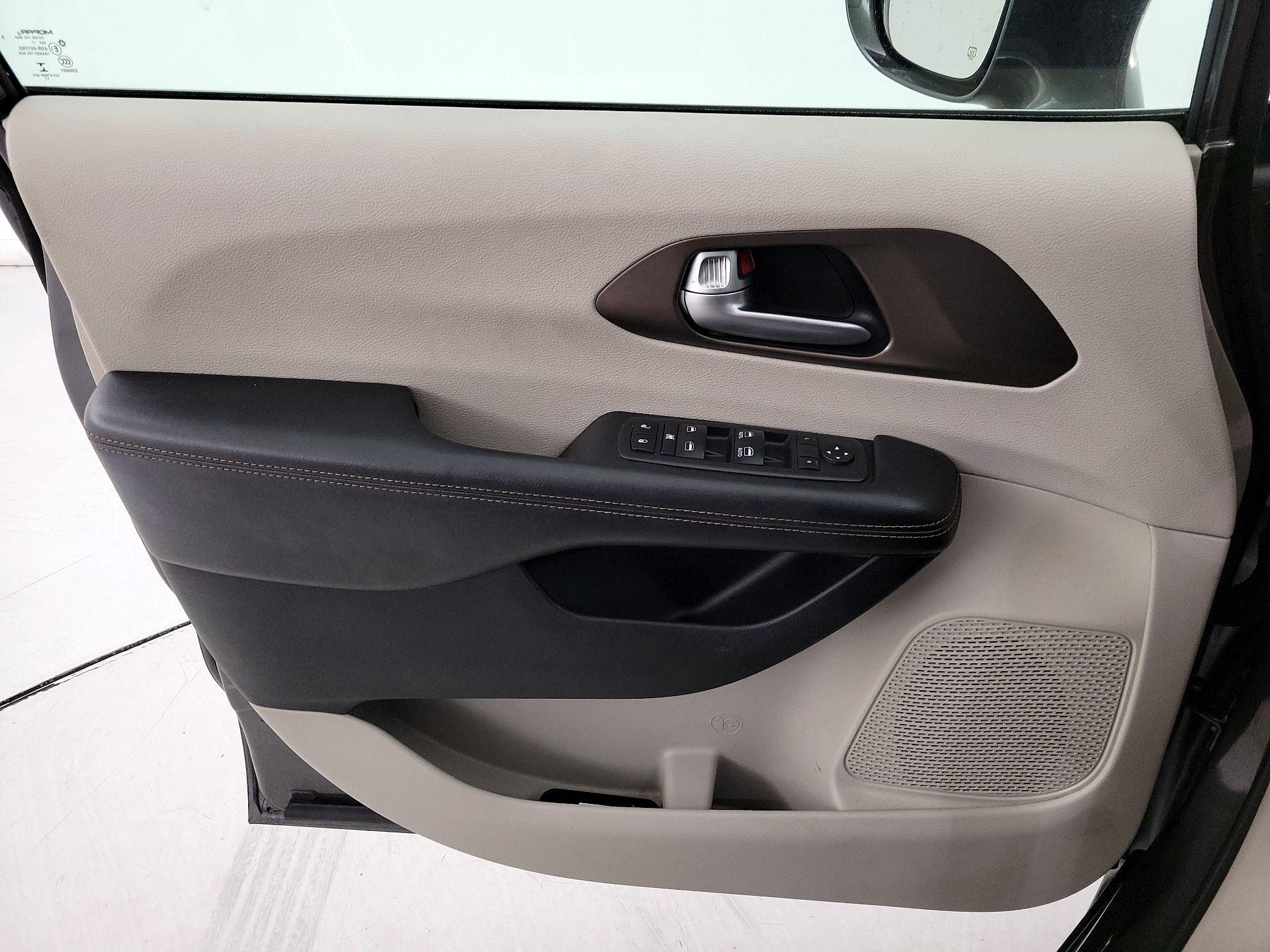 Thumbnail: 2018 Chrysler Pacifica - 12