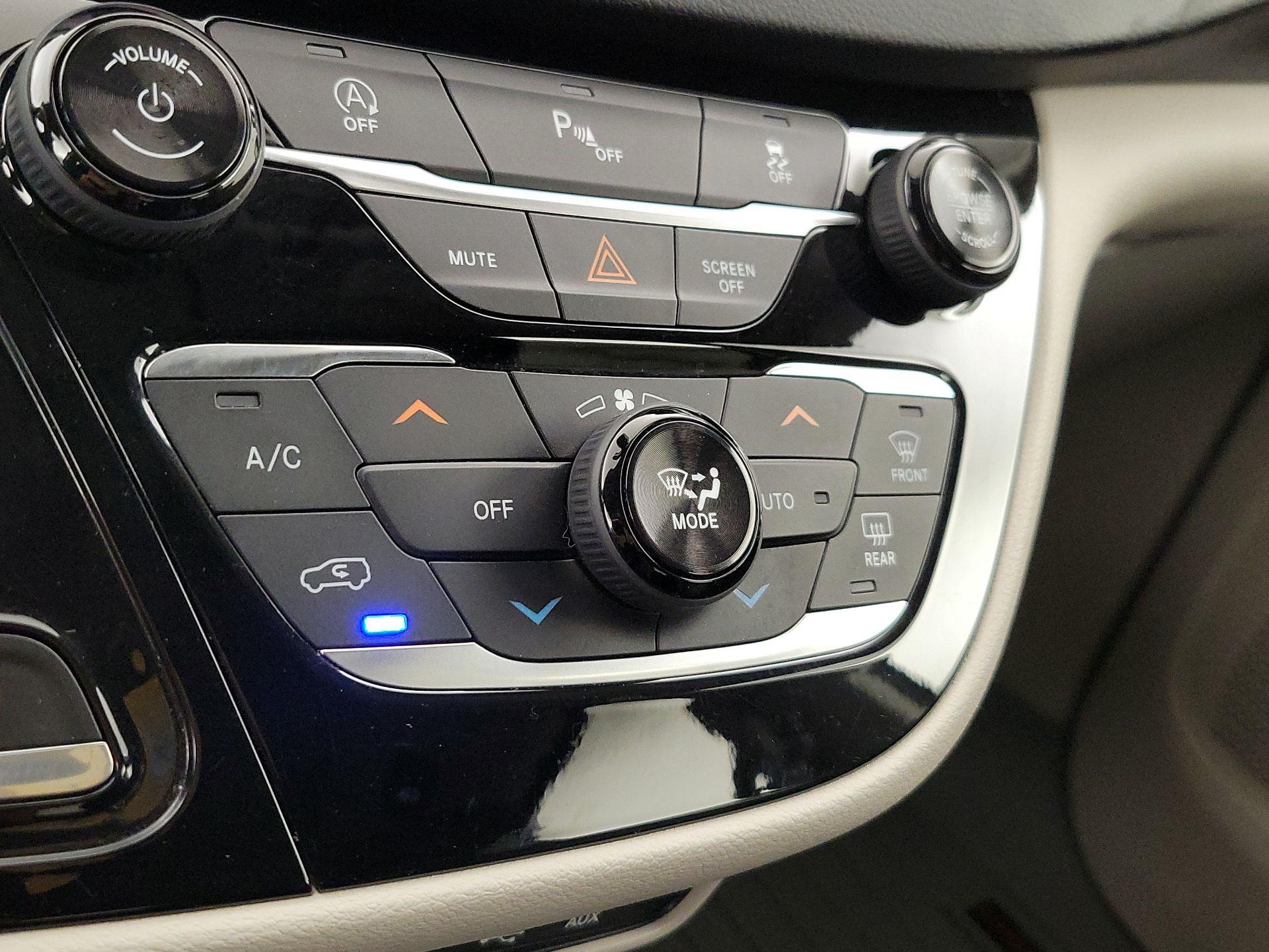 Thumbnail: 2018 Chrysler Pacifica - 16