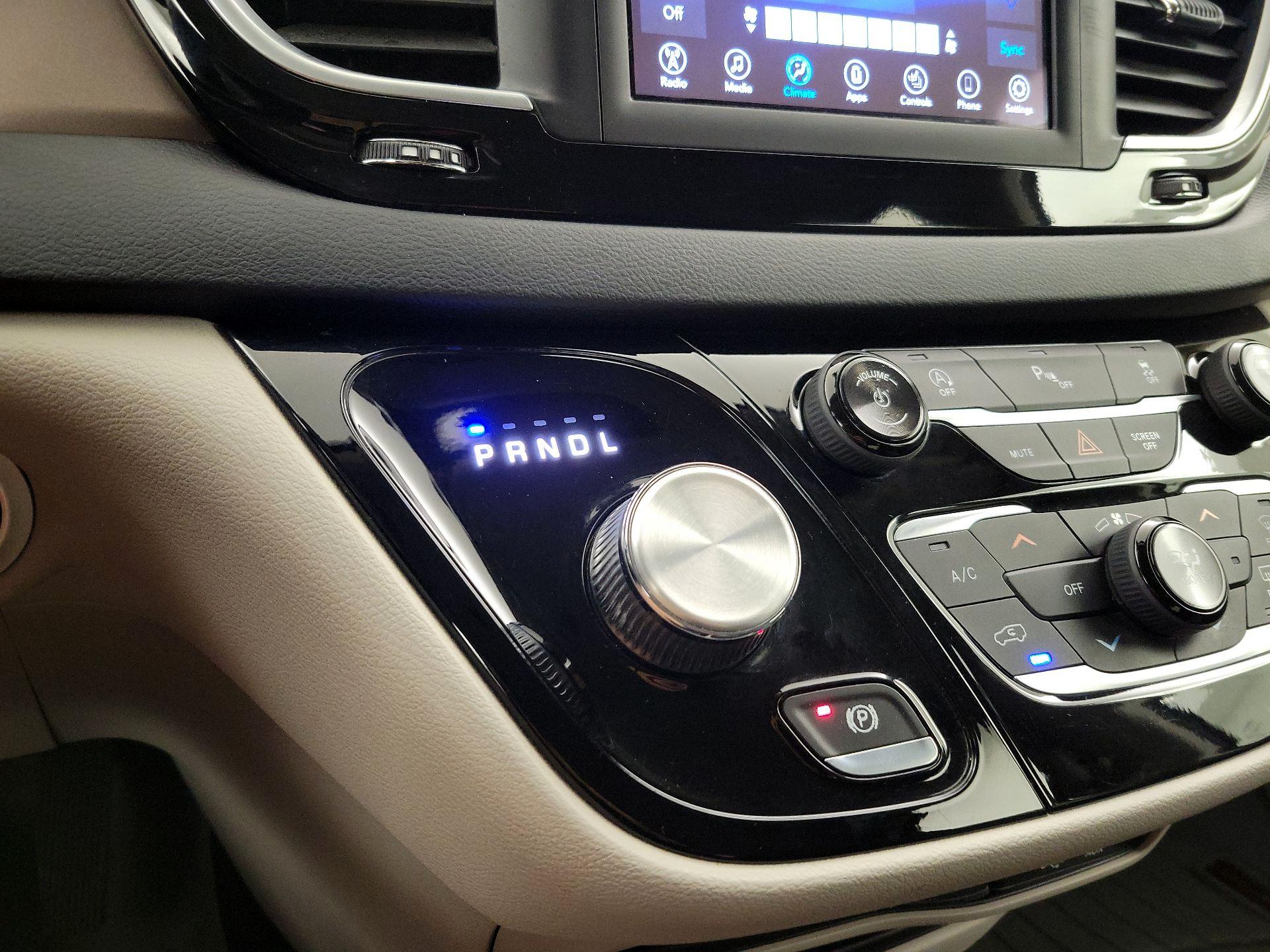 Thumbnail: 2018 Chrysler Pacifica - 17