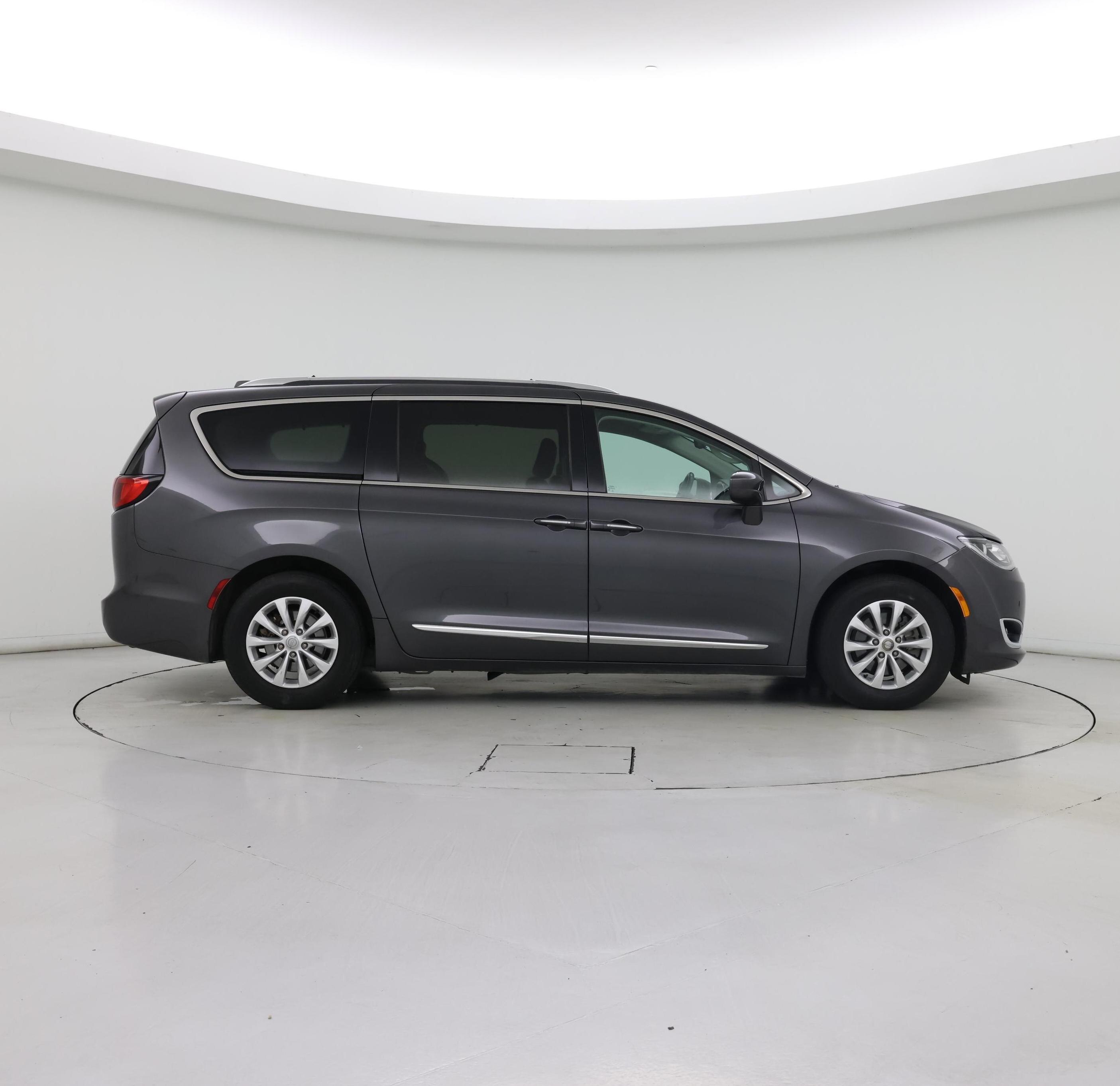Thumbnail: 2018 Chrysler Pacifica - 7