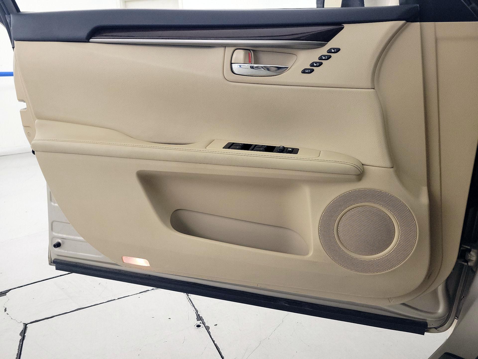 Thumbnail: 2014 Lexus ES - 12