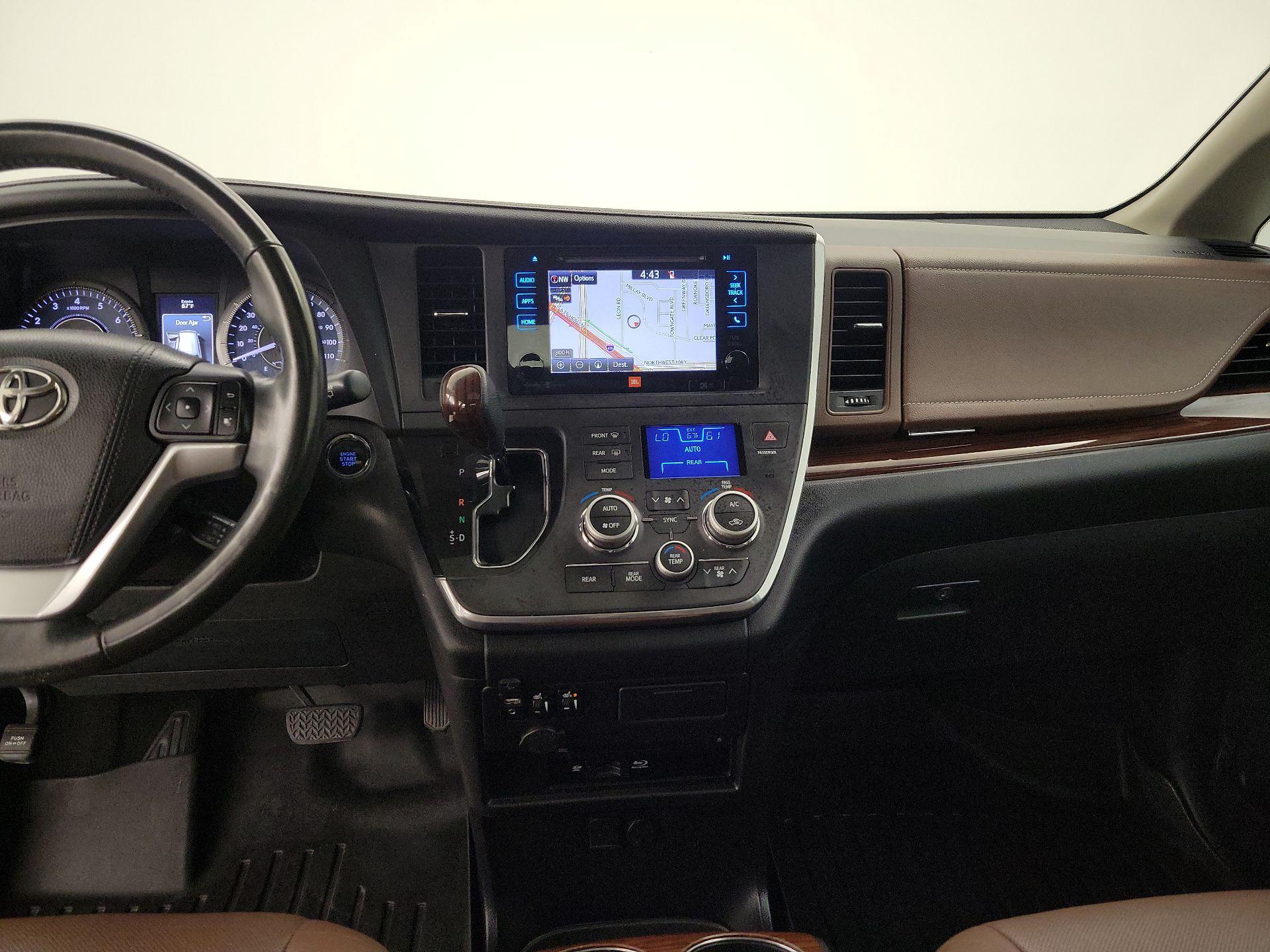 Thumbnail: 2015 Toyota Sienna - 9