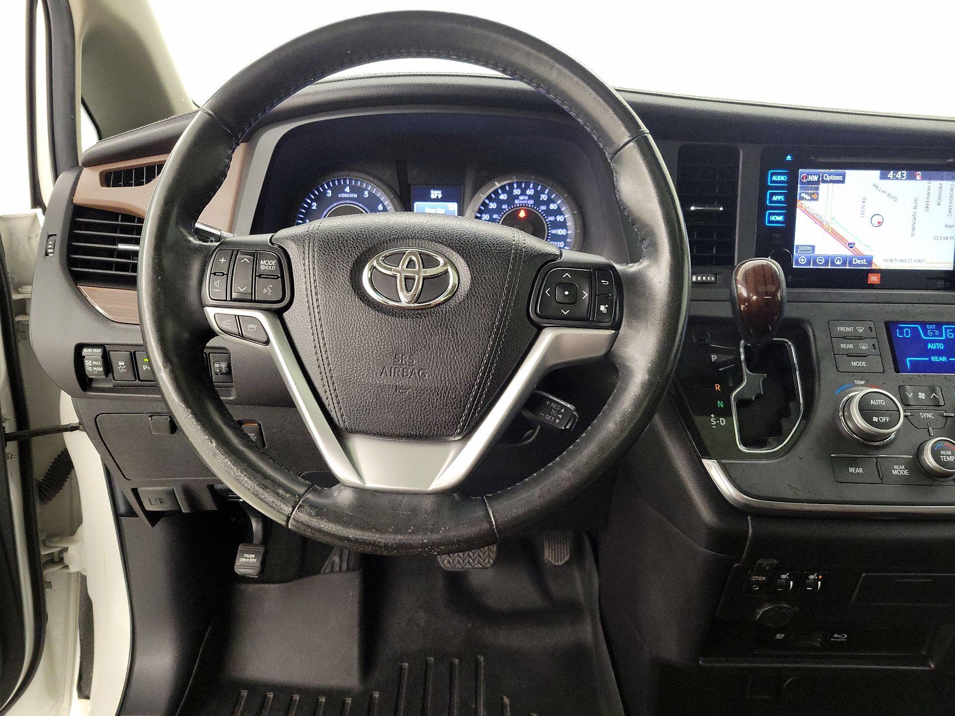 Thumbnail: 2015 Toyota Sienna - 10