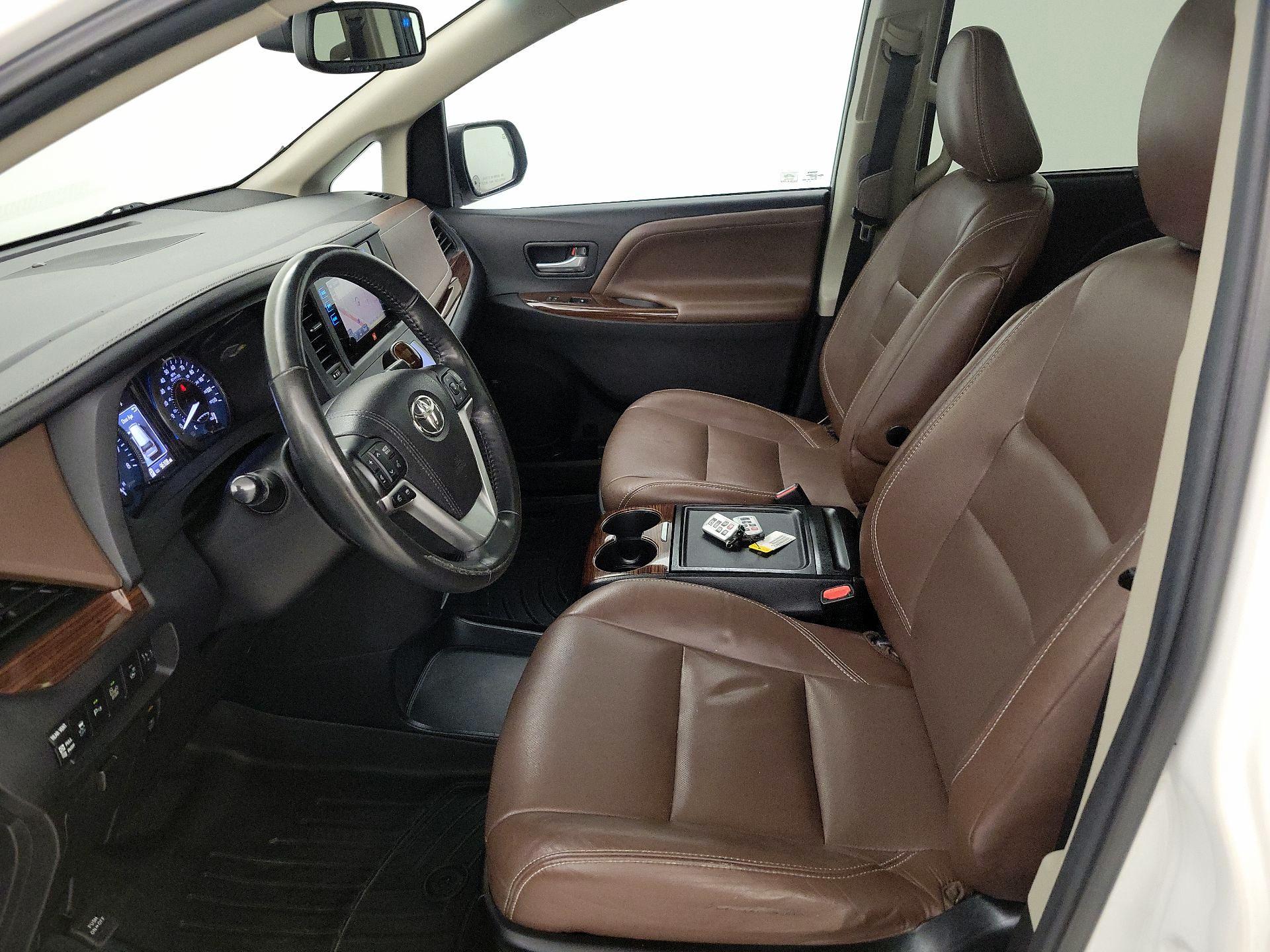 Thumbnail: 2015 Toyota Sienna - 11