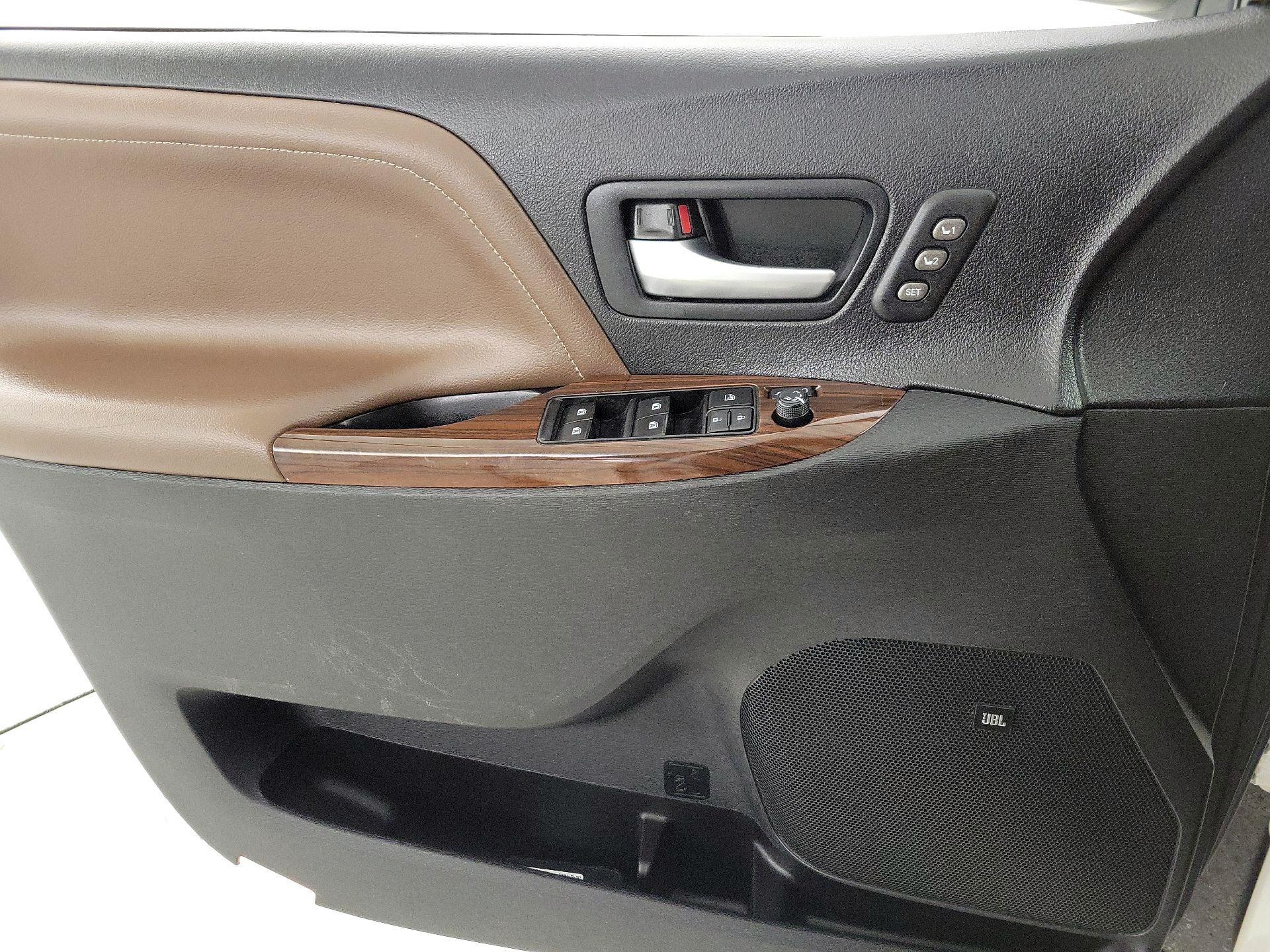 Thumbnail: 2015 Toyota Sienna - 12