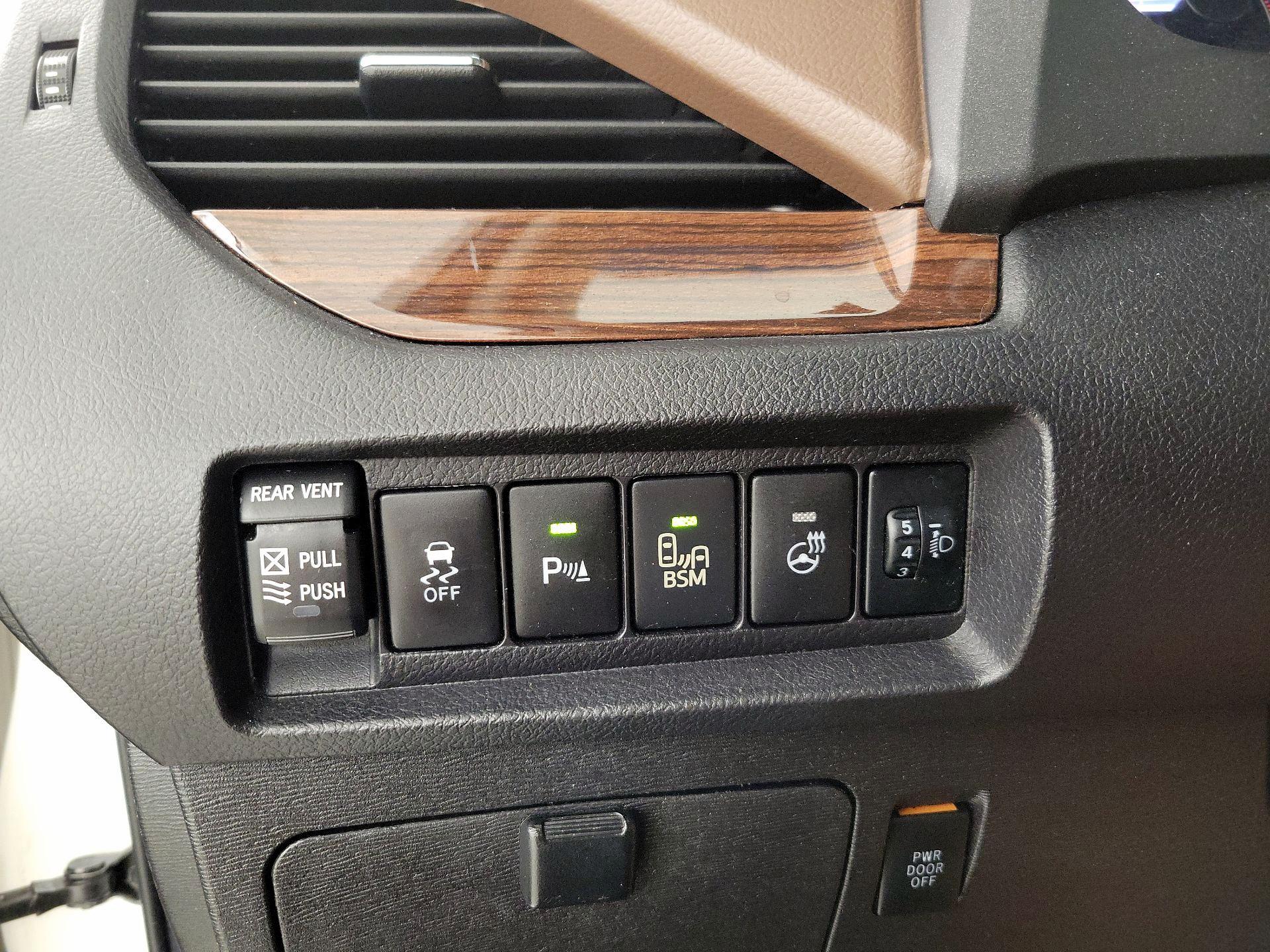 Thumbnail: 2015 Toyota Sienna - 13