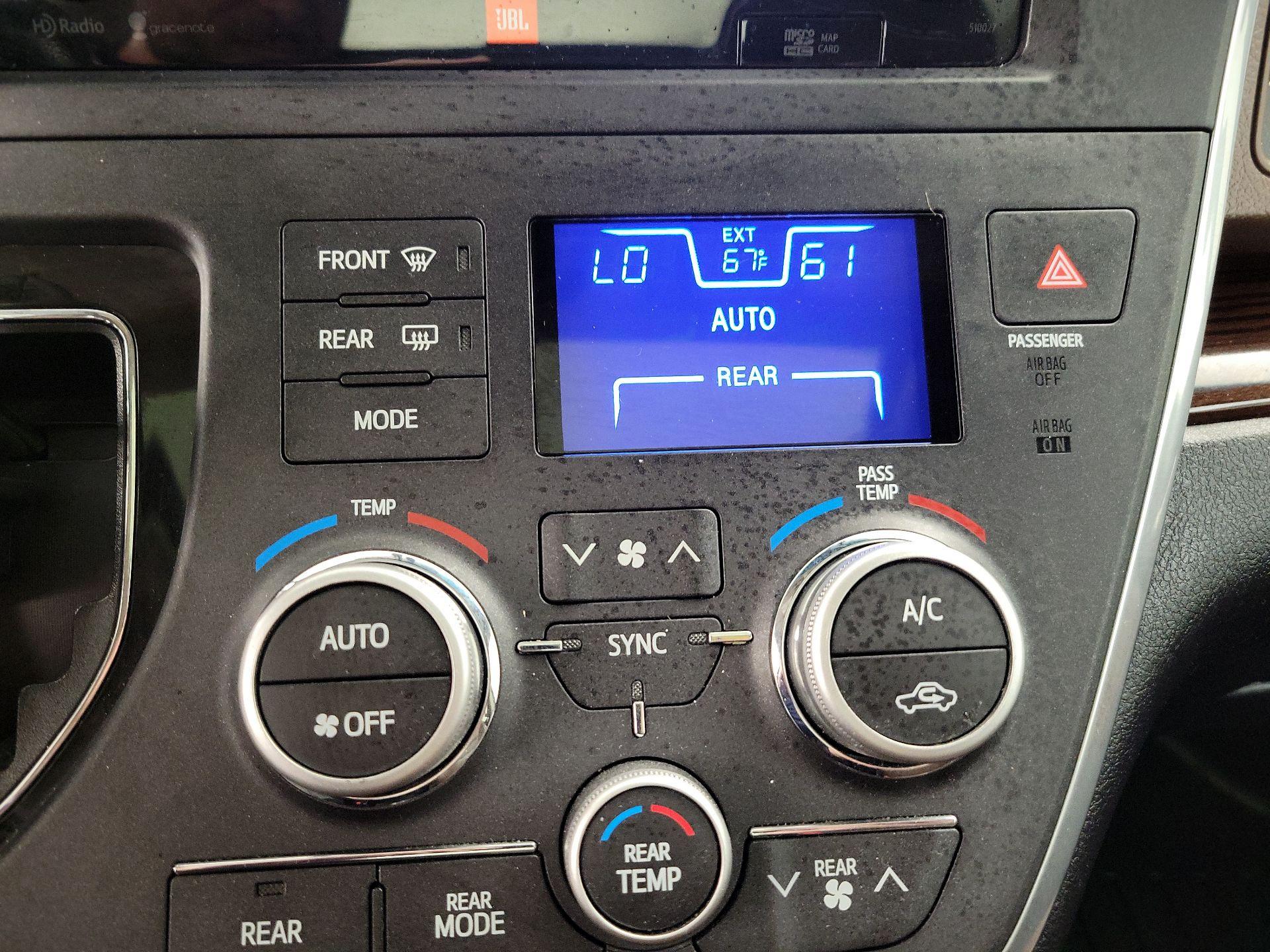 Thumbnail: 2015 Toyota Sienna - 17
