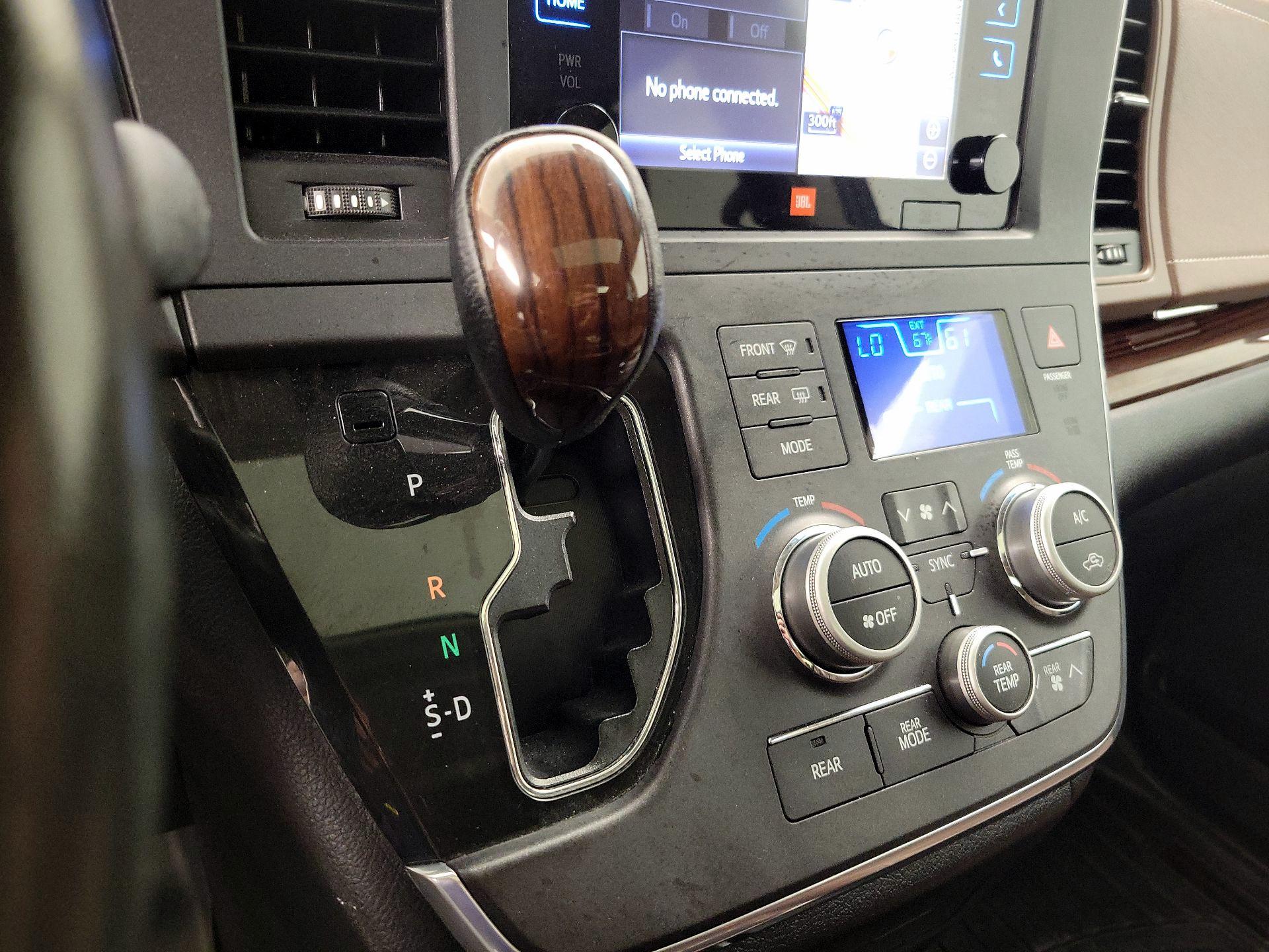 Thumbnail: 2015 Toyota Sienna - 18