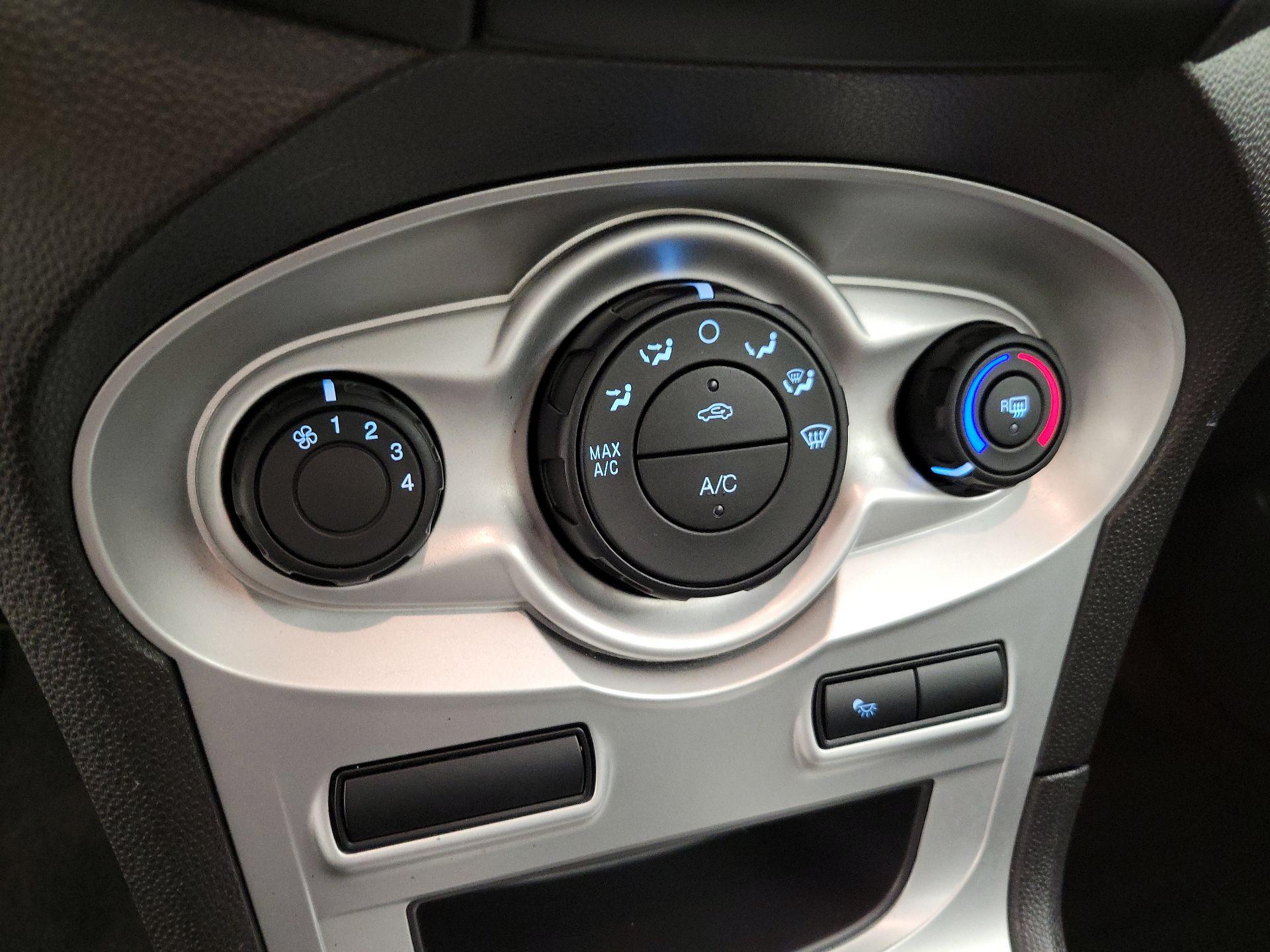 Thumbnail: 2016 Ford Fiesta - 15