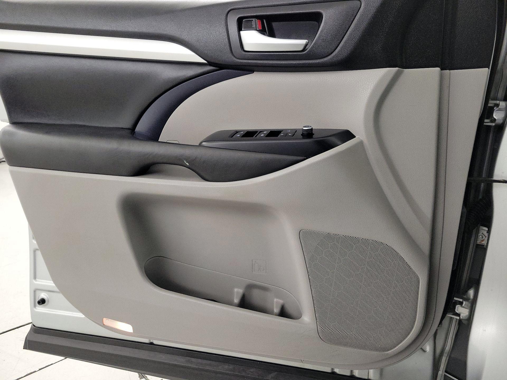 Thumbnail: 2019 Toyota Highlander - 12