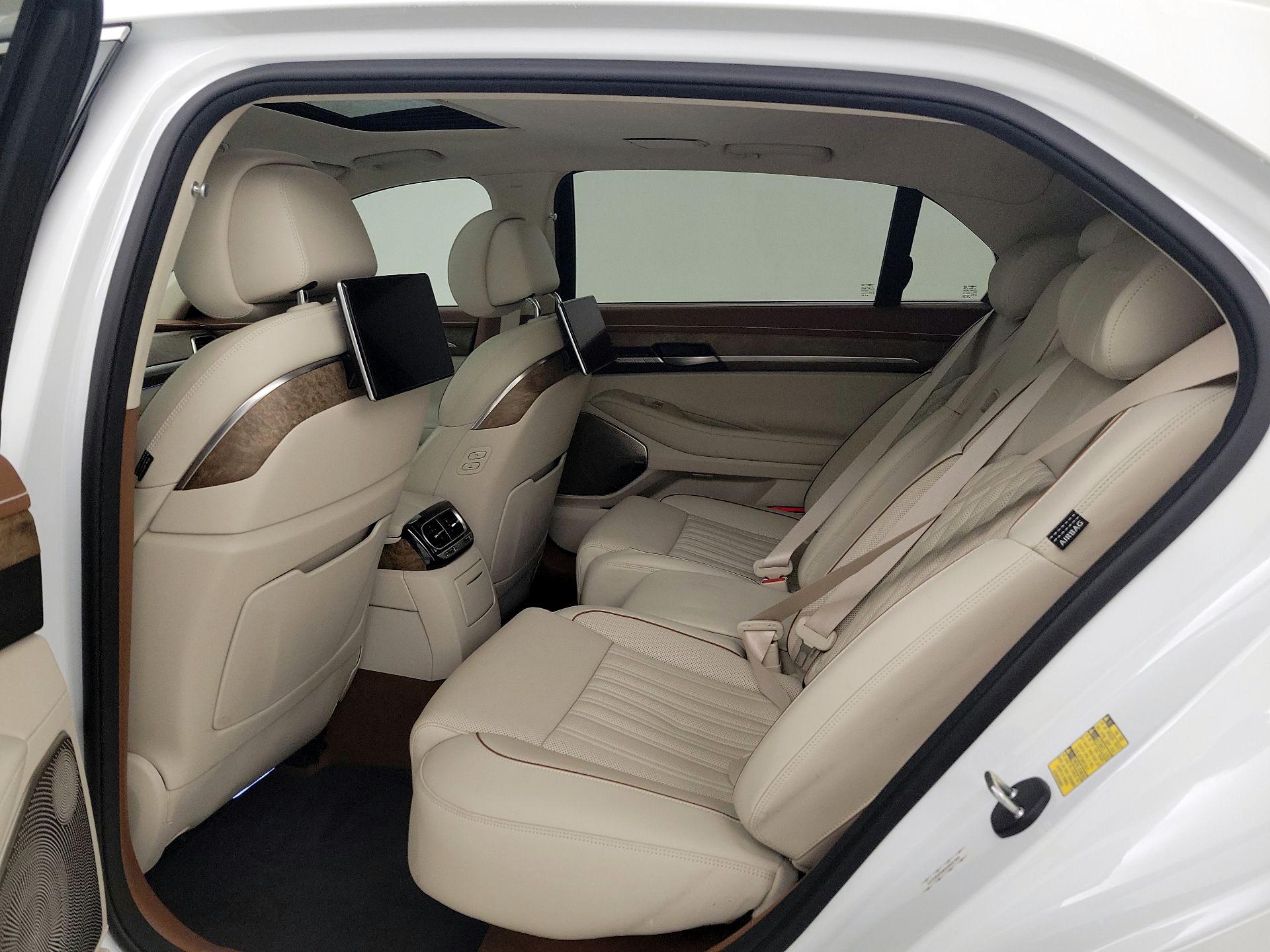 Thumbnail: 2021 Genesis G90 - 19