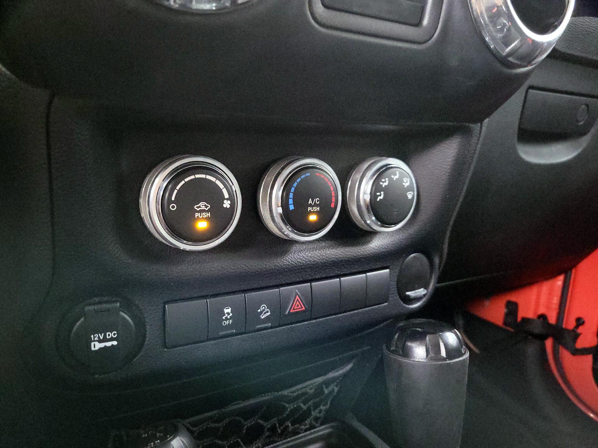 Thumbnail: 2015 Jeep Wrangler - 15